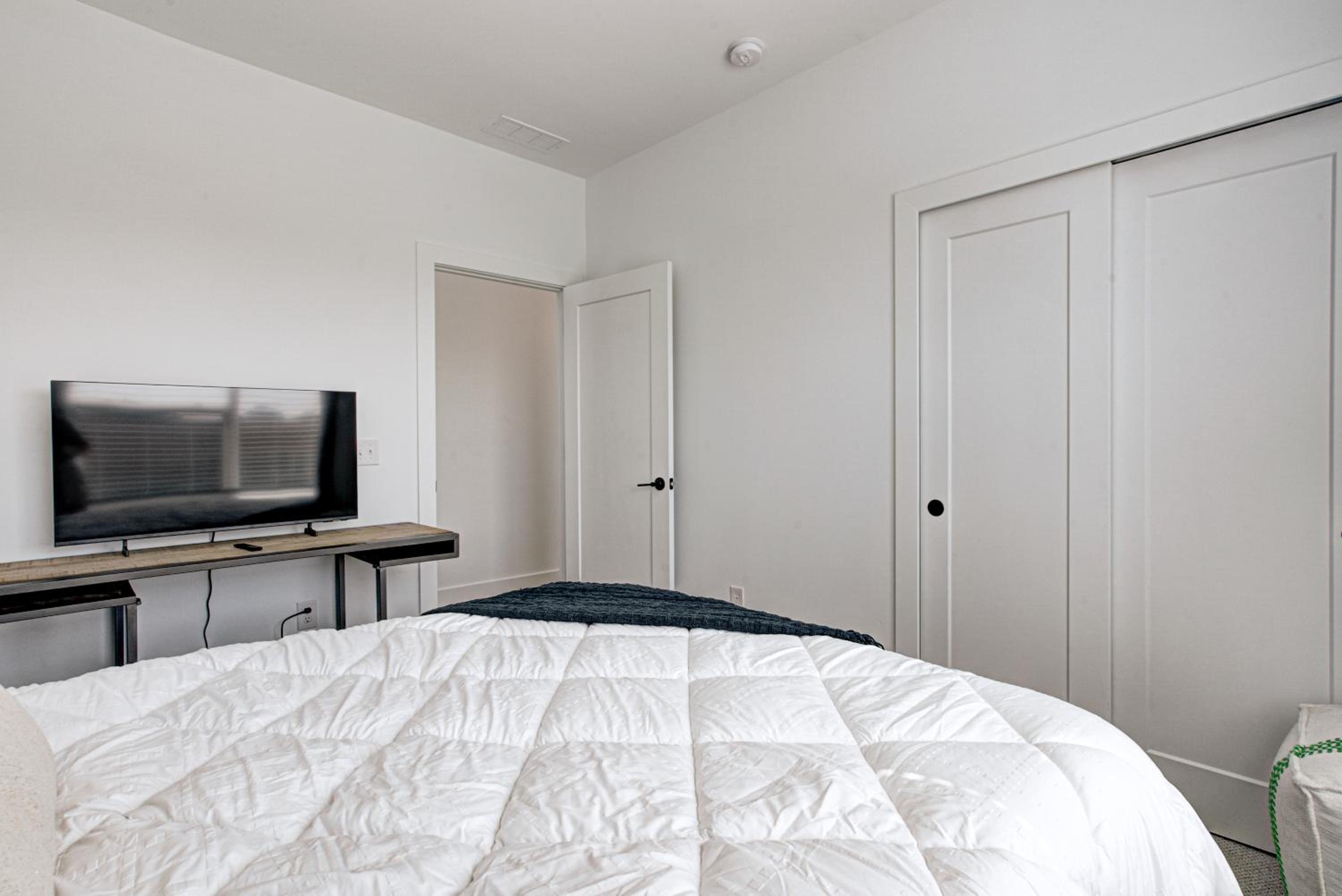 Downtown 1 mi Sleeps 6 wRooftop 3BR 4BED New built Modern Stylish Luxury