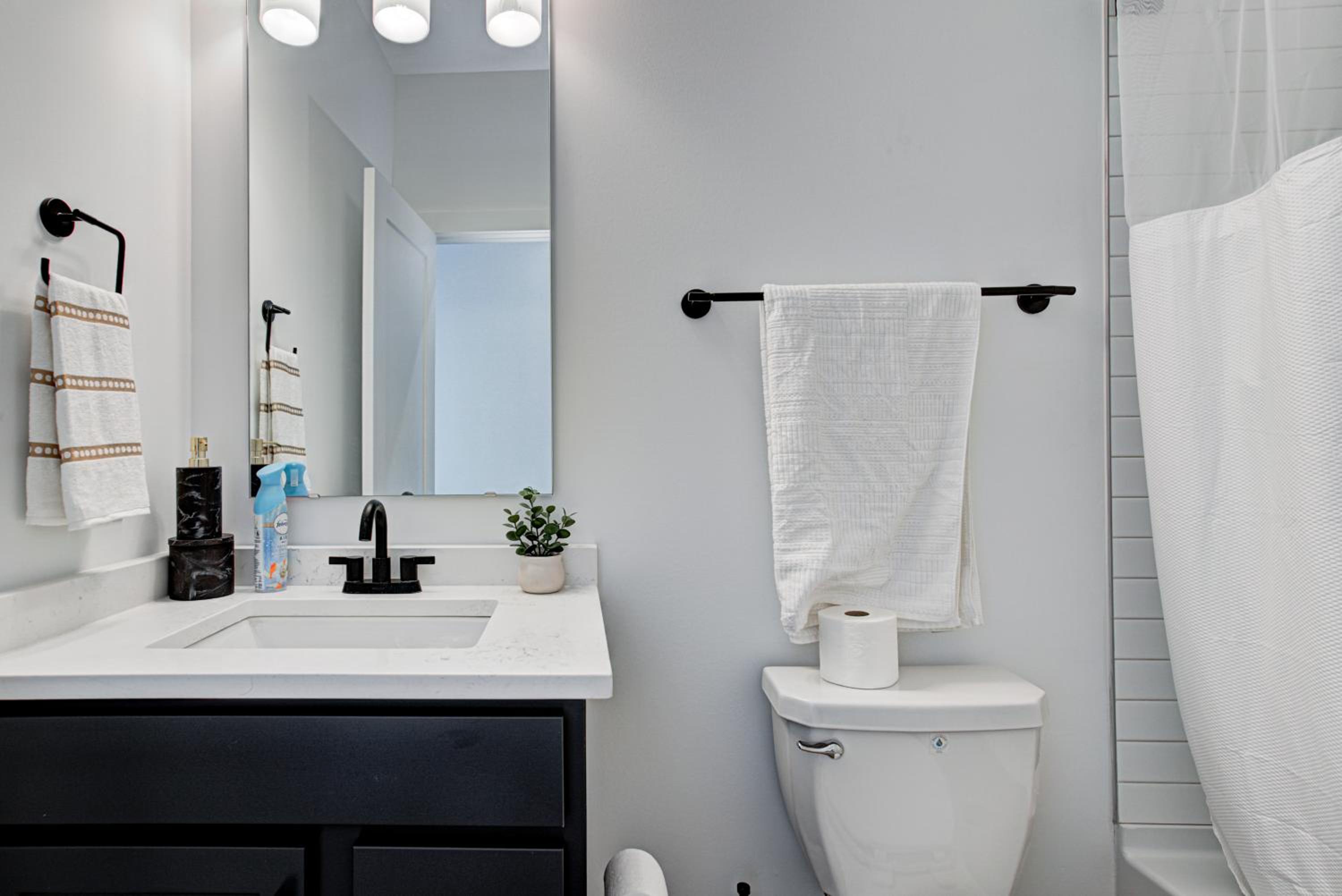 Downtown 1 mi Sleeps 6 wRooftop 3BR 4BED New built Modern Stylish Luxury