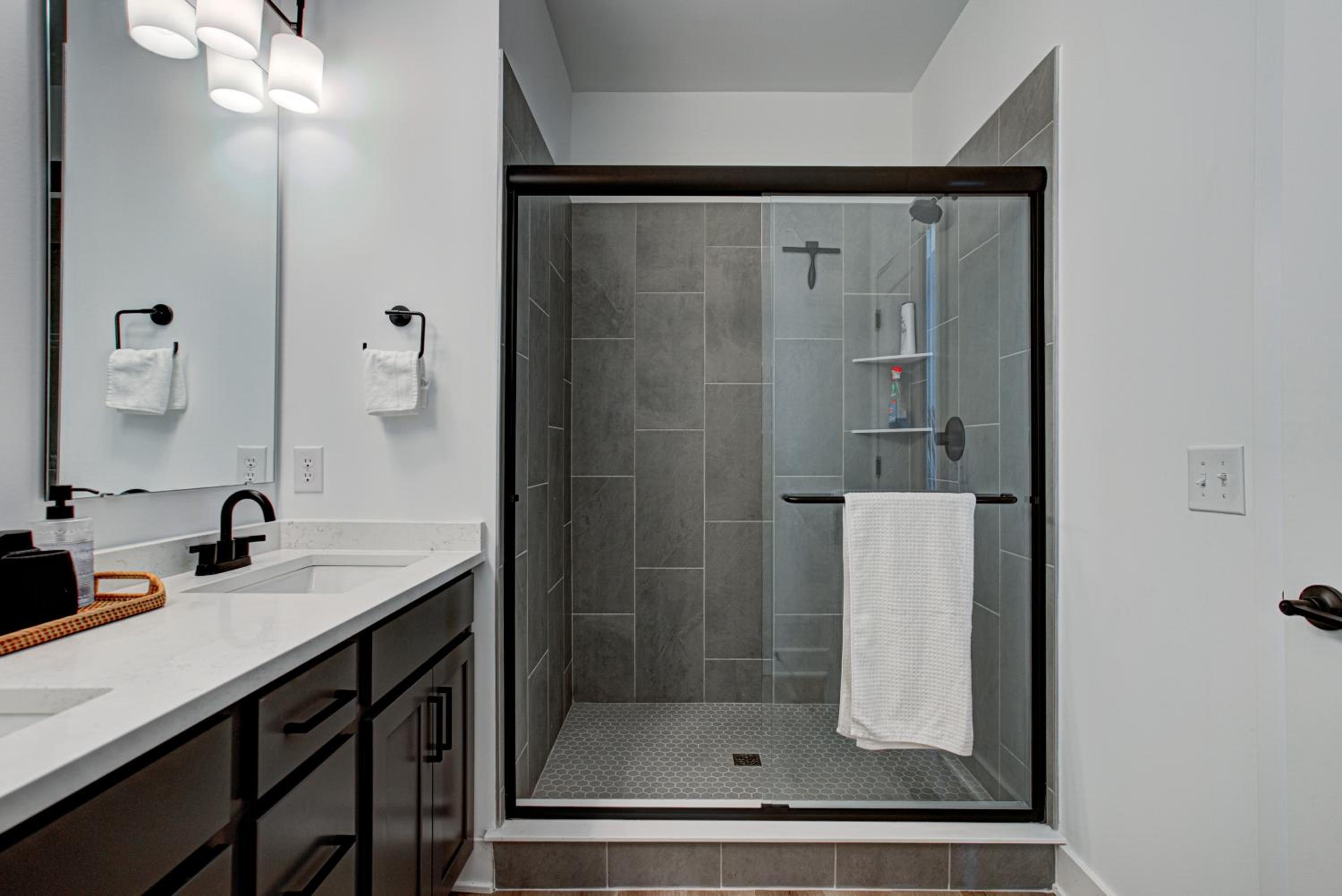 Downtown 1 mi Sleeps 6 wRooftop 3BR 4BED New built Modern Stylish Luxury