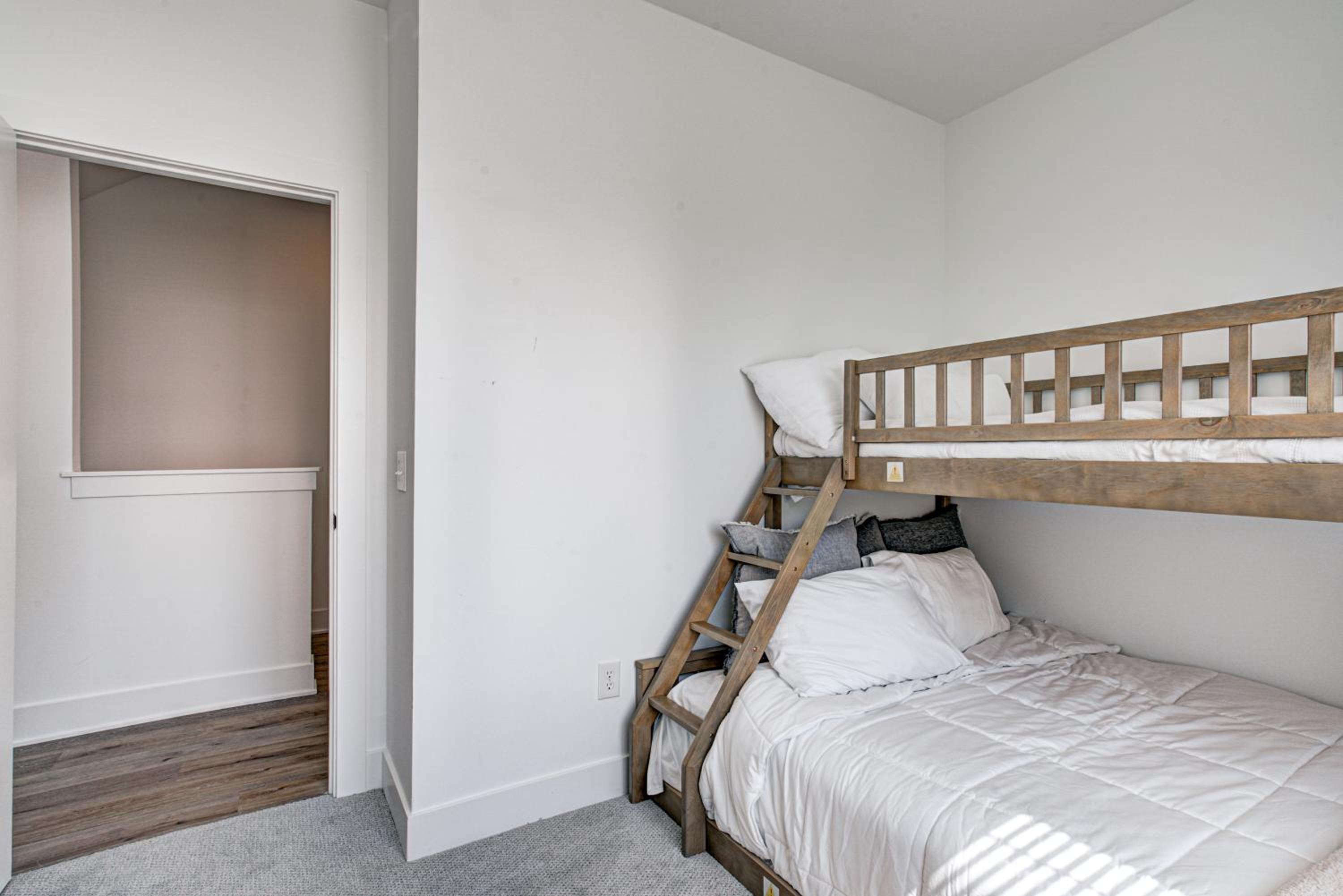 Downtown 1 mi Sleeps 6 wRooftop 3BR 4BED New built Modern Stylish Luxury