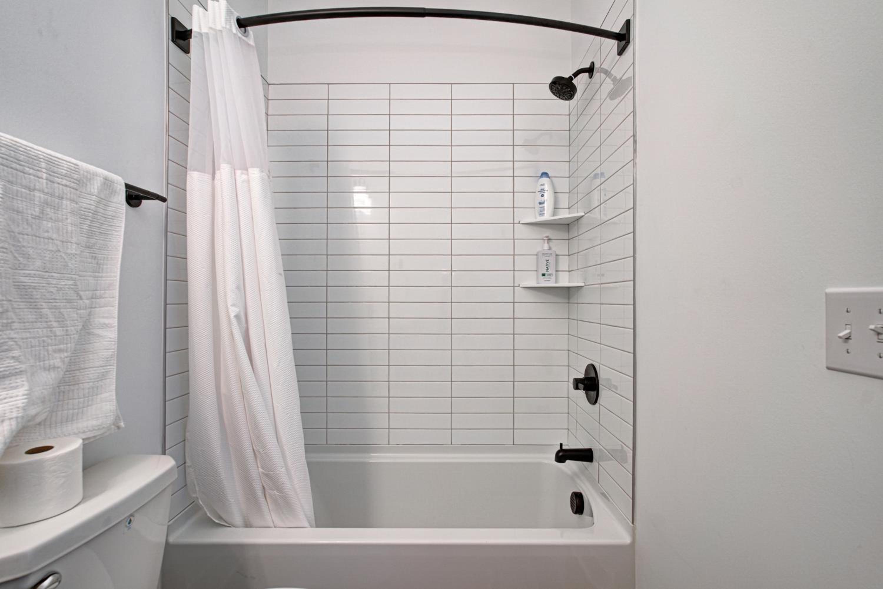 Downtown 1 mi Sleeps 6 wRooftop 3BR 4BED New built Modern Stylish Luxury