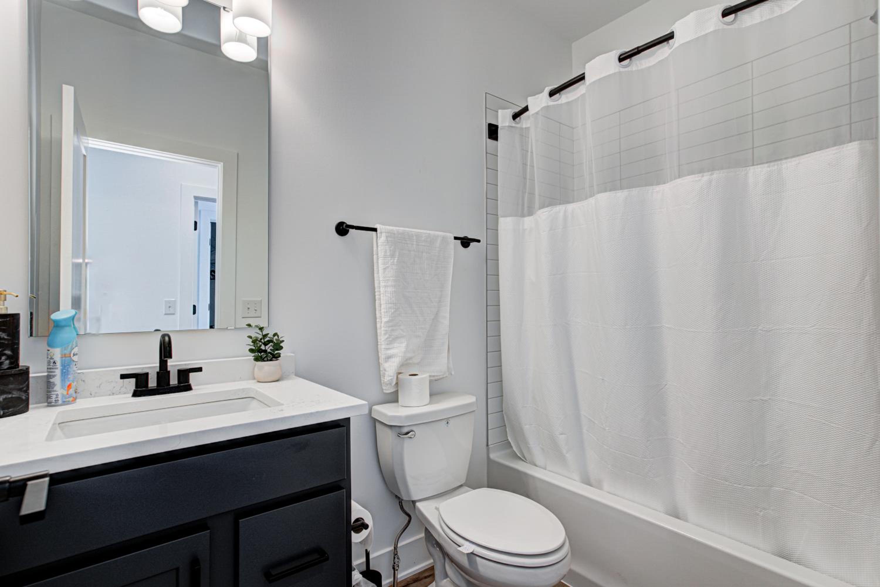 Downtown 1 mi Sleeps 6 wRooftop 3BR 4BED New built Modern Stylish Luxury
