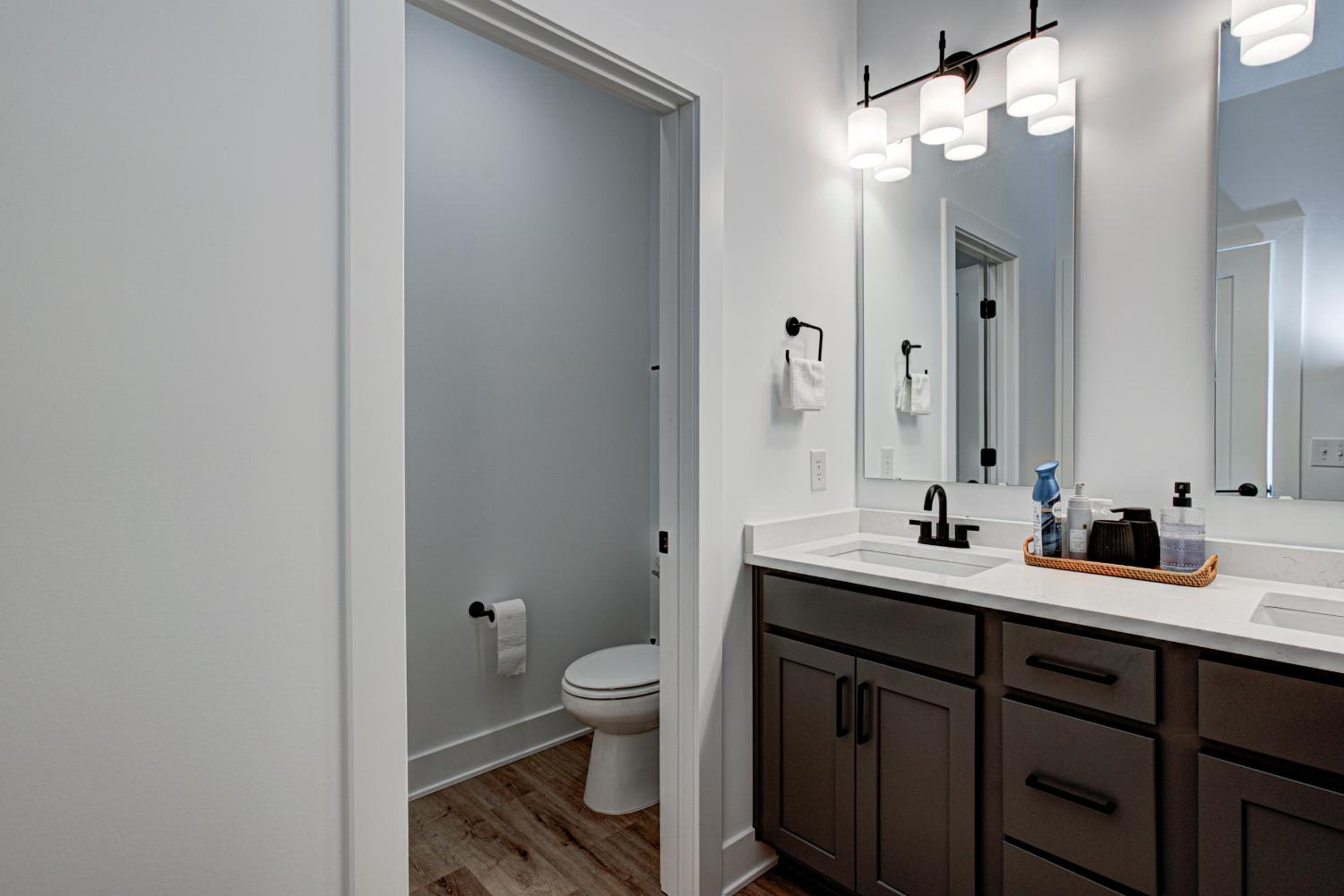 Downtown 1 mi Sleeps 6 wRooftop 3BR 4BED New built Modern Stylish Luxury