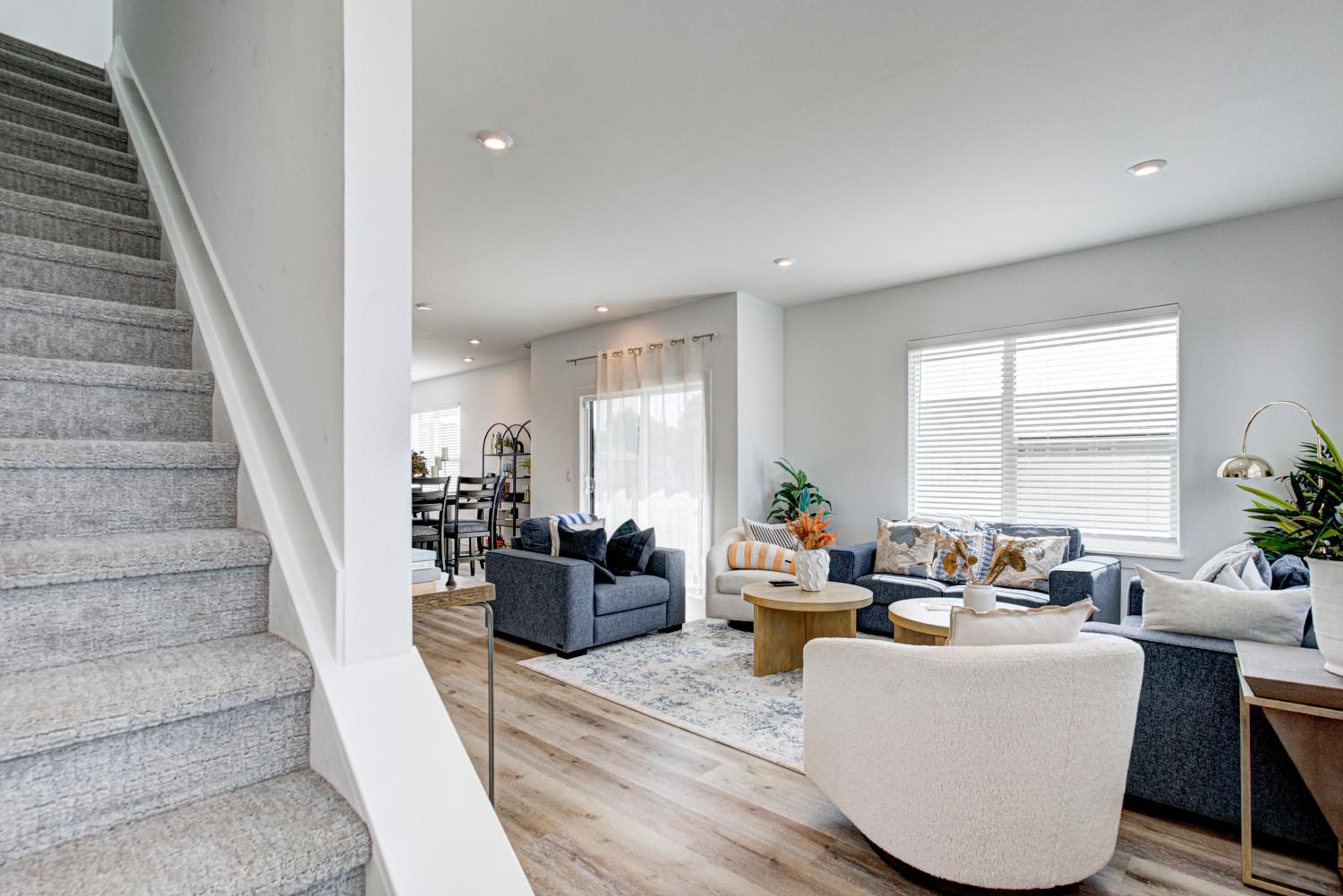 Downtown 1 mi Sleeps 6 wRooftop 3BR 4BED New built Modern Stylish Luxury