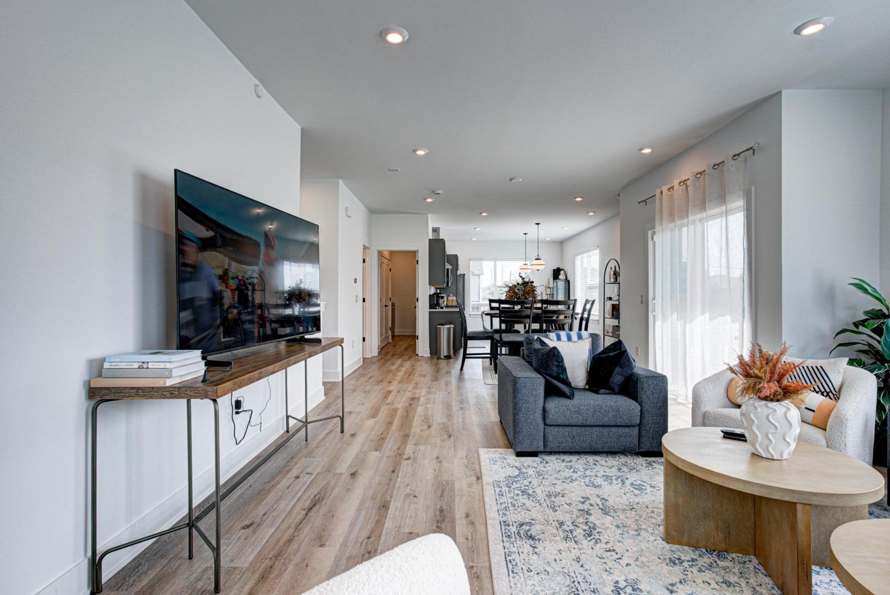 Downtown 1 mi Sleeps 6 wRooftop 3BR 4BED New built Modern Stylish Luxury