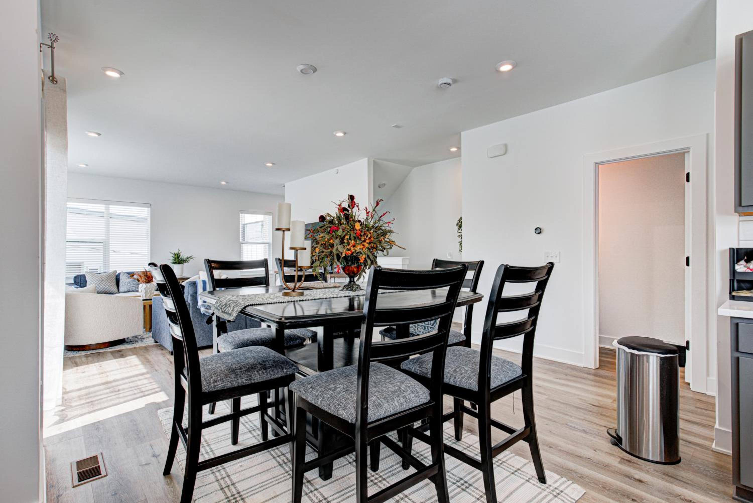 Downtown 1 mi Sleeps 6 wRooftop 3BR 4BED New built Modern Stylish Luxury
