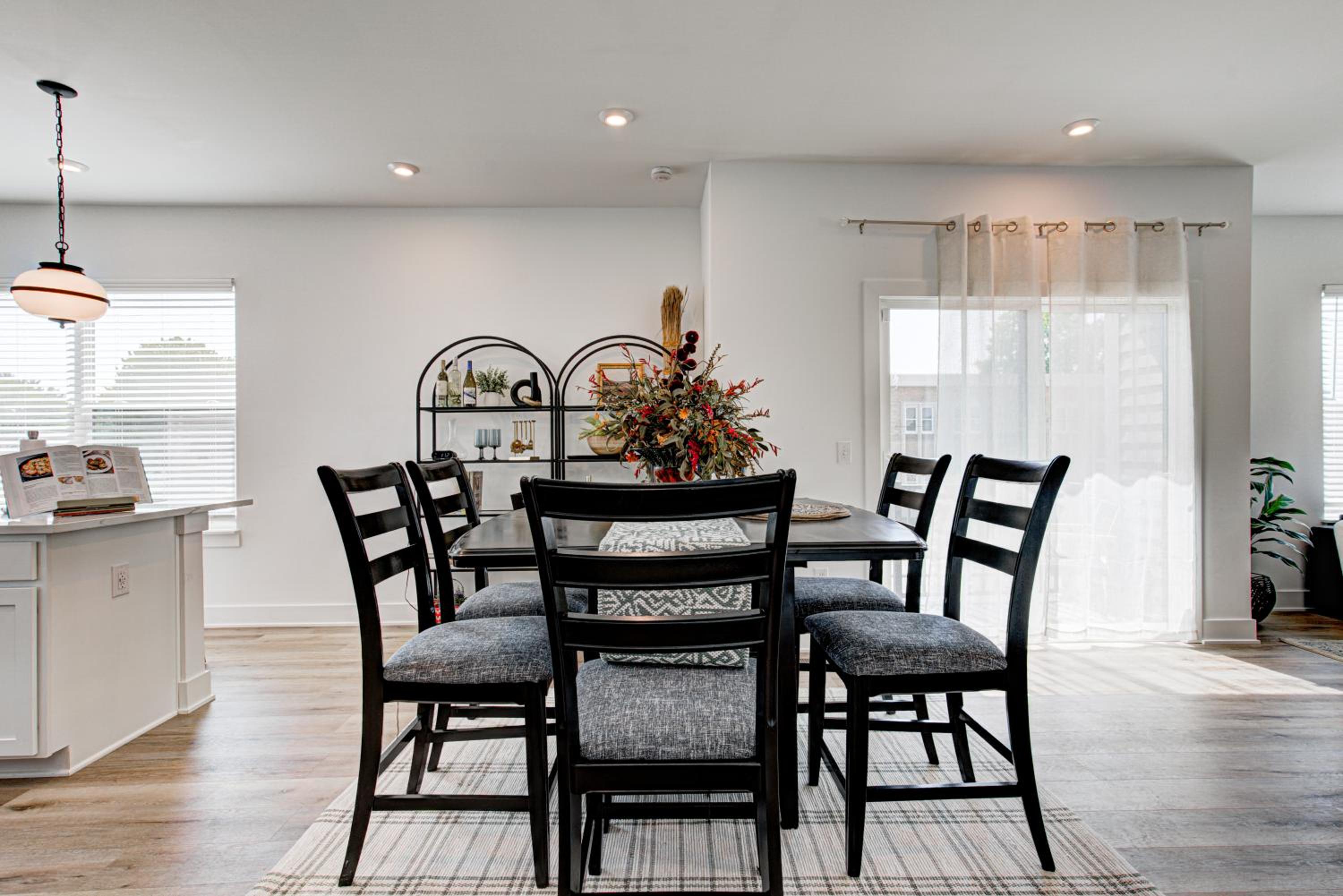 Downtown 1 mi Sleeps 6 wRooftop 3BR 4BED New built Modern Stylish Luxury