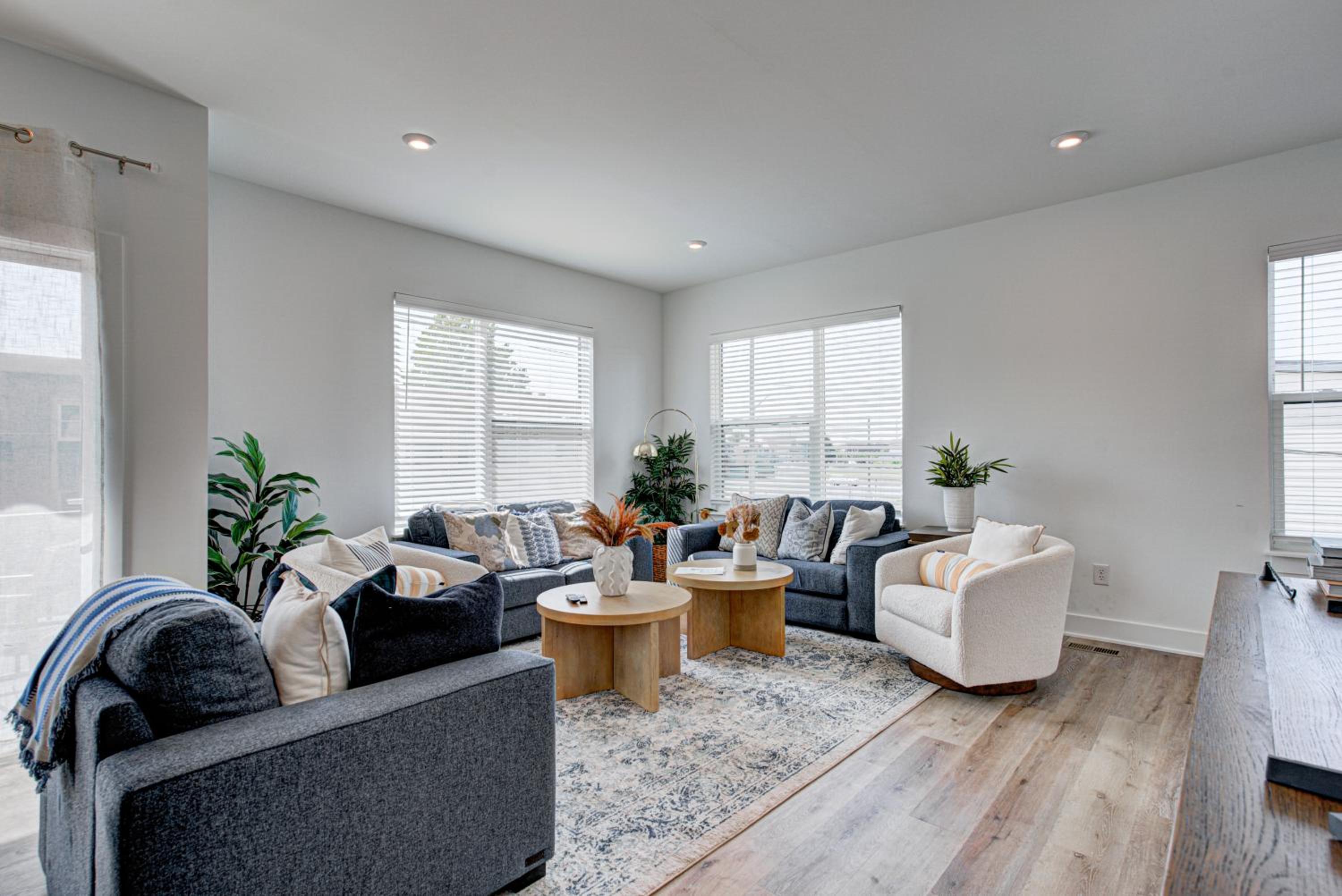 Downtown 1 mi Sleeps 6 wRooftop 3BR 4BED New built Modern Stylish Luxury