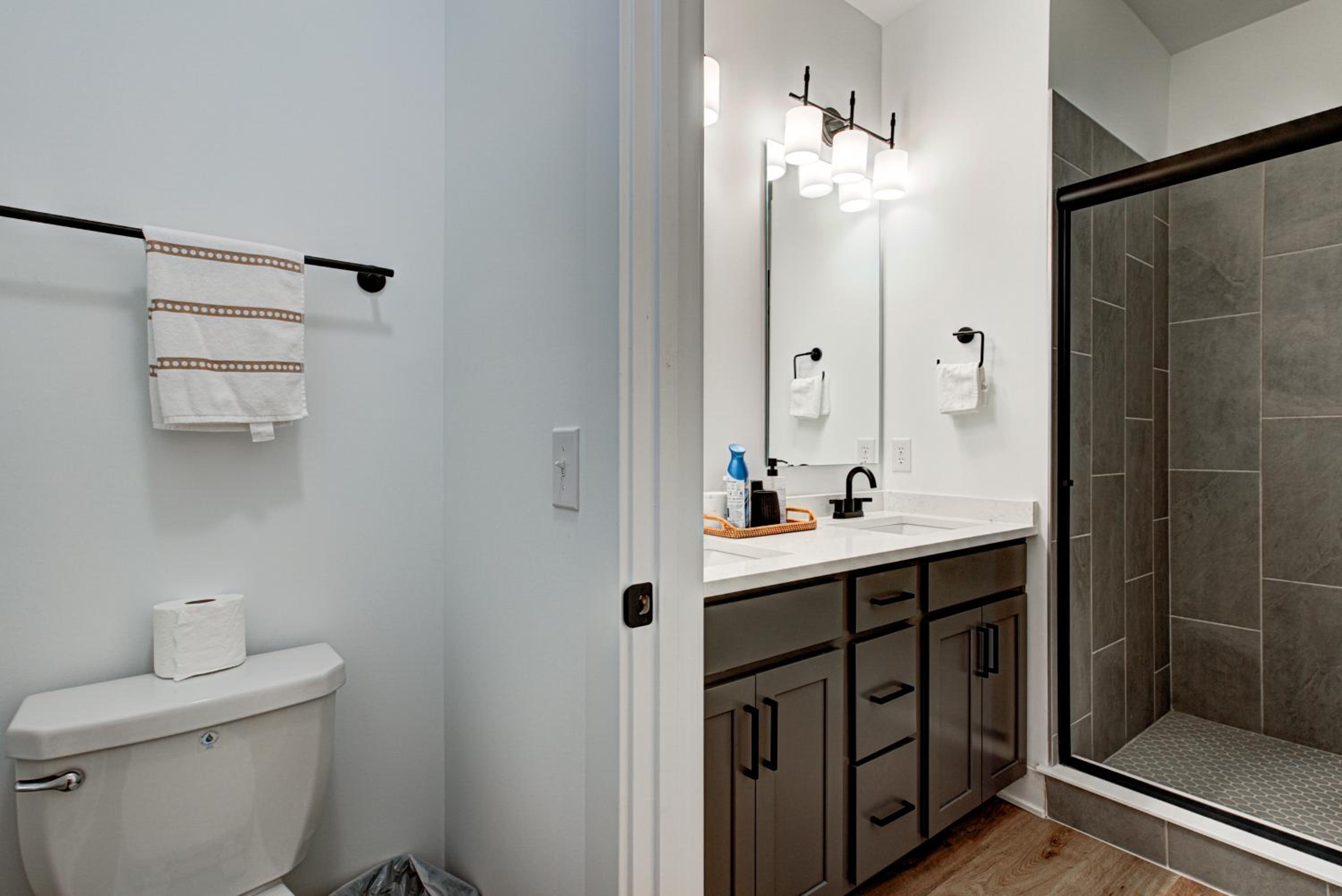 Downtown 1 mi Sleeps 6 wRooftop 3BR 4BED New built Modern Stylish Luxury