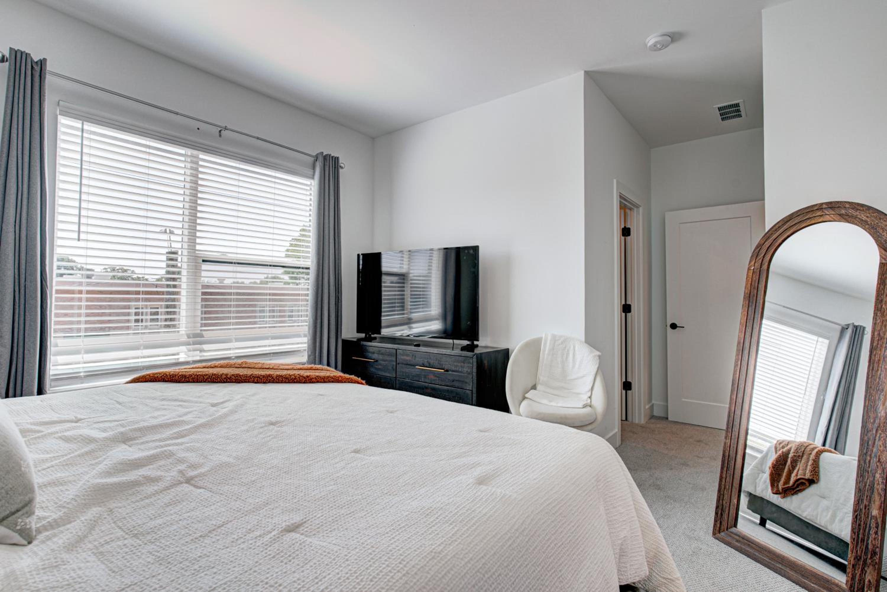 Downtown 1 mi Sleeps 6 wRooftop 3BR 4BED New built Modern Stylish Luxury