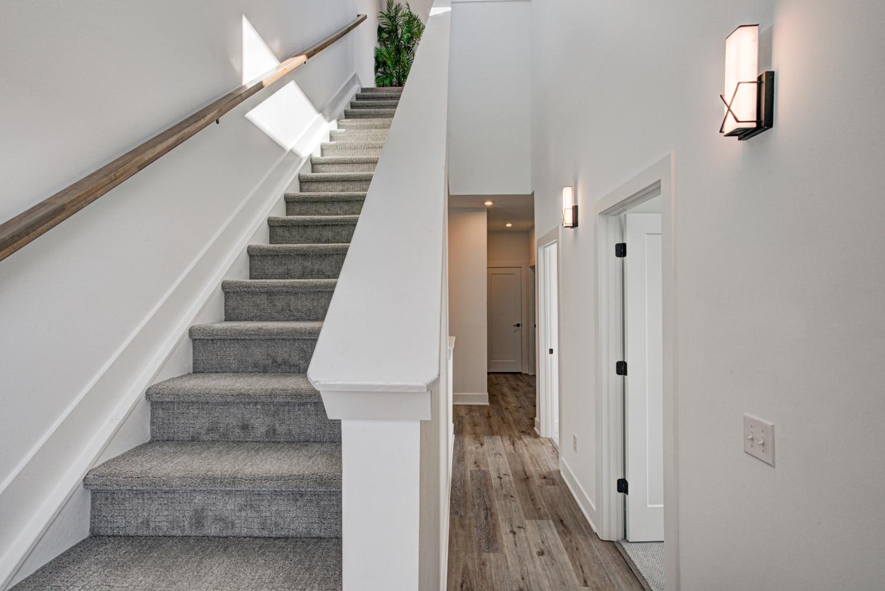 Downtown 1 mi Sleeps 6 wRooftop 3BR 4BED New built Modern Stylish Luxury