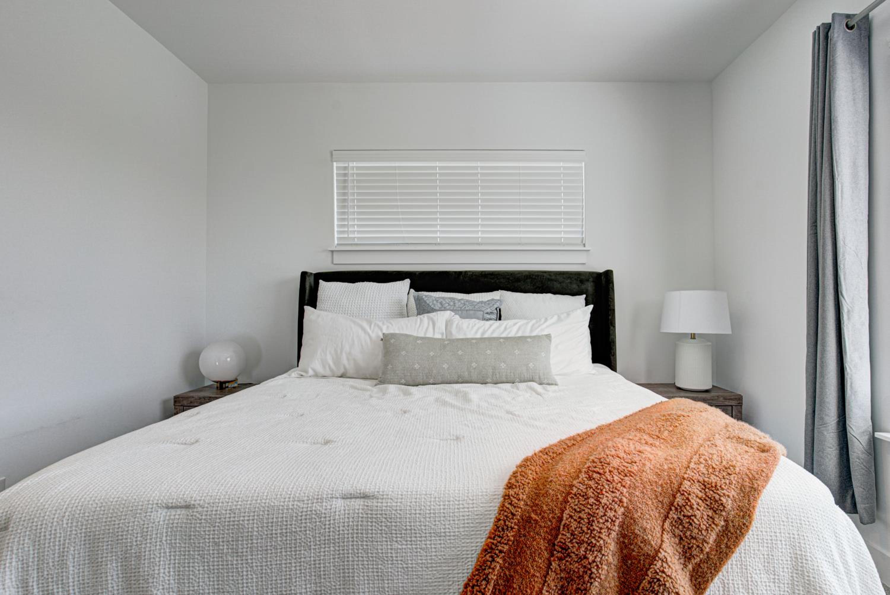 Downtown 1 mi Sleeps 6 wRooftop 3BR 4BED New built Modern Stylish Luxury