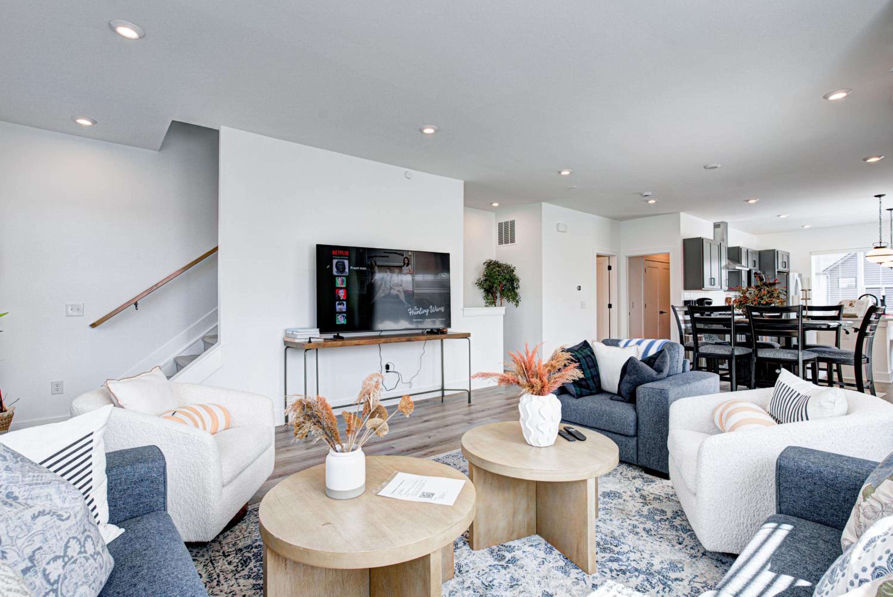 Downtown 1 mi Sleeps 6 wRooftop 3BR 4BED New built Modern Stylish Luxury