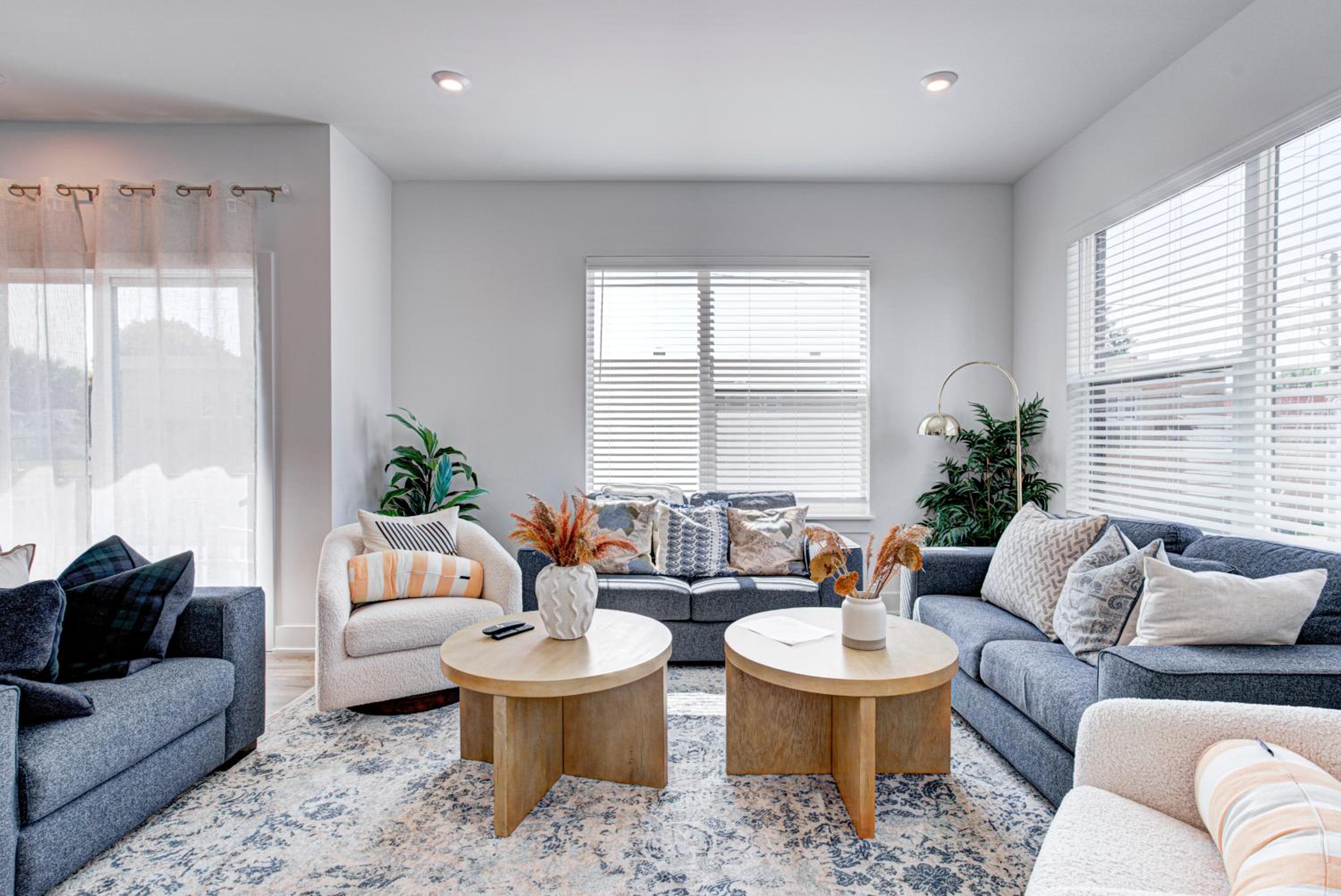 Downtown 1 mi Sleeps 6 wRooftop 3BR 4BED New built Modern Stylish Luxury