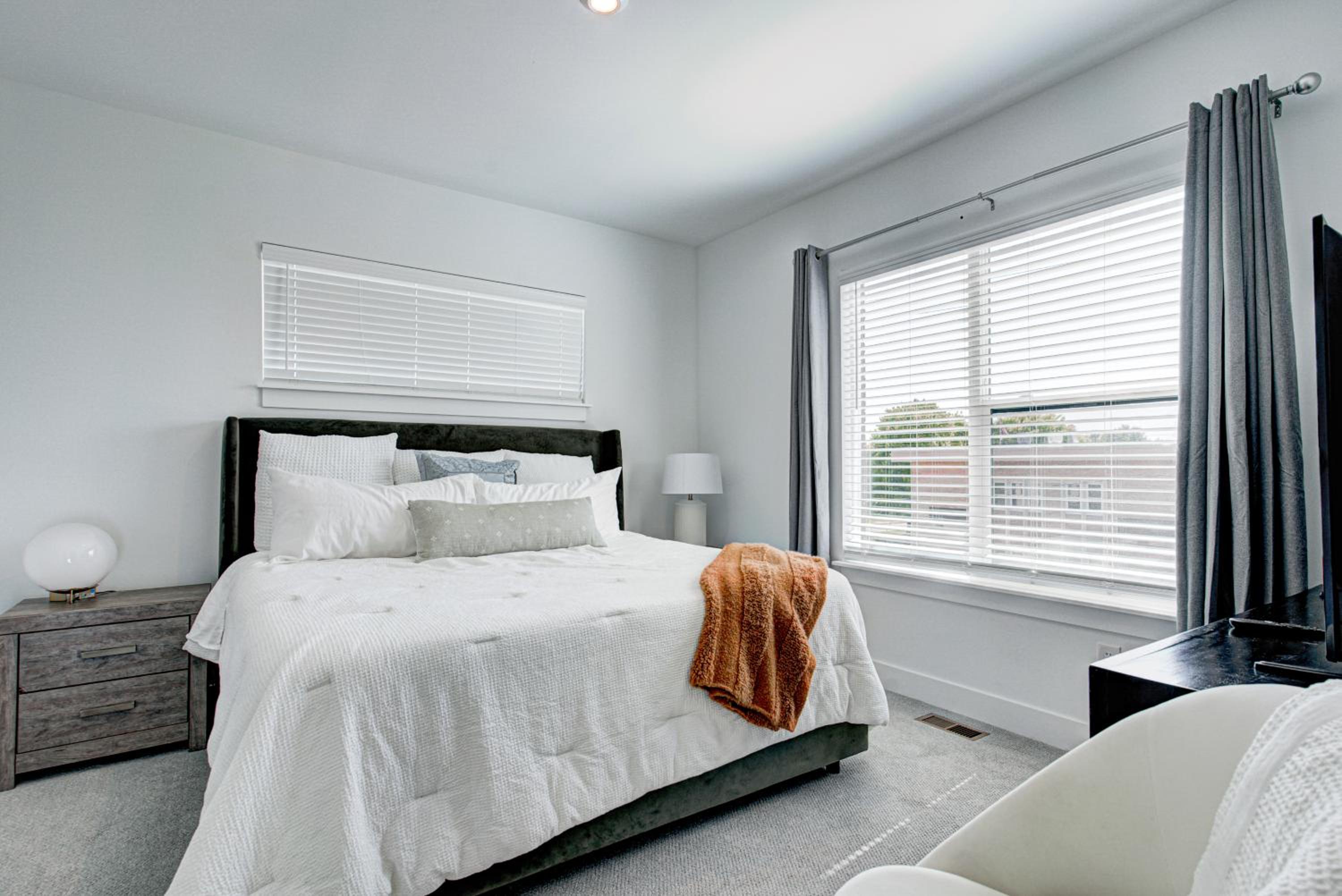 Downtown 1 mi Sleeps 6 wRooftop 3BR 4BED New built Modern Stylish Luxury
