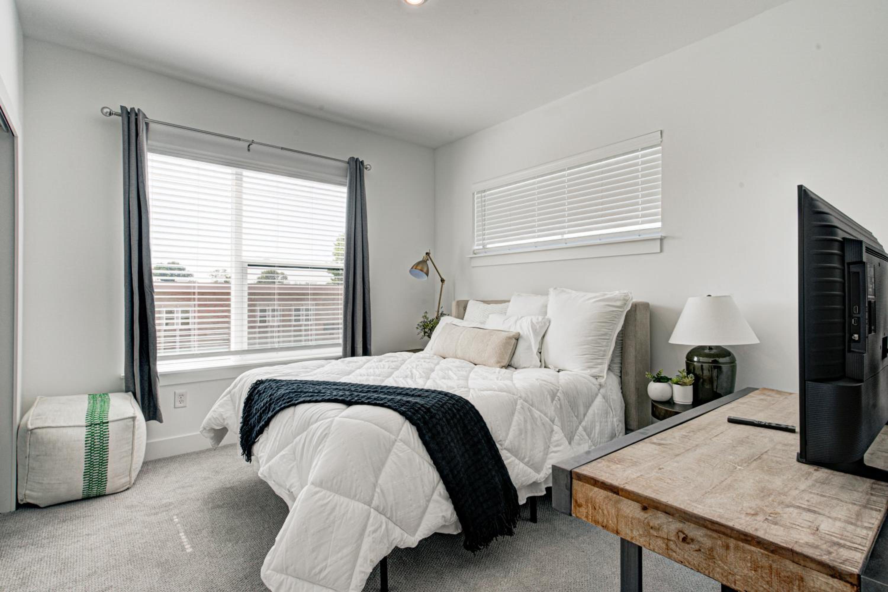 Downtown 1 mi Sleeps 6 wRooftop 3BR 4BED New built Modern Stylish Luxury
