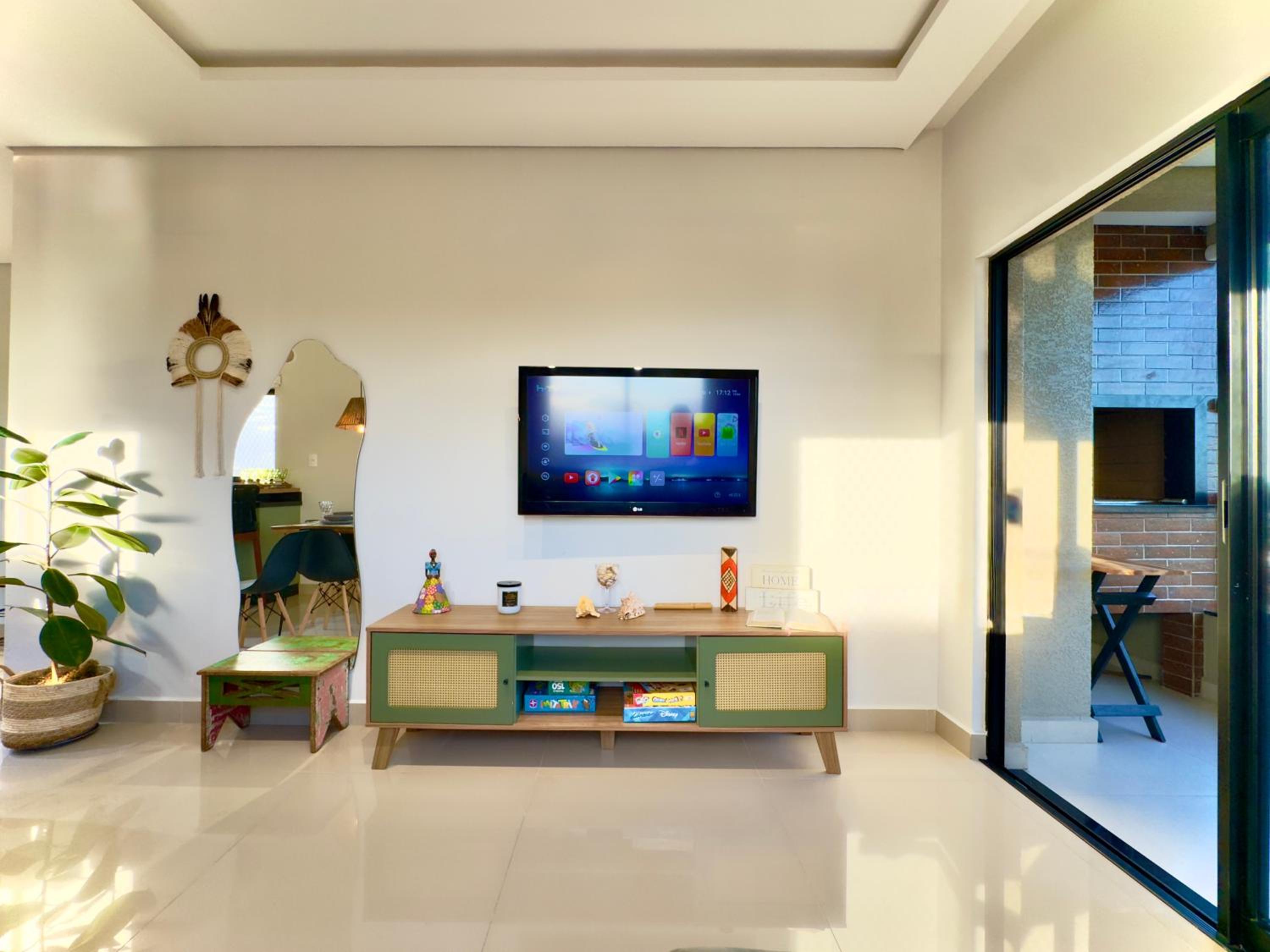 Apto a 350m PRAIA 3 Quartos Cozinha completa Churrasqueira Ar Condicionado Wi-Fi e vaga privativa de garagem Reserve agora mesmo