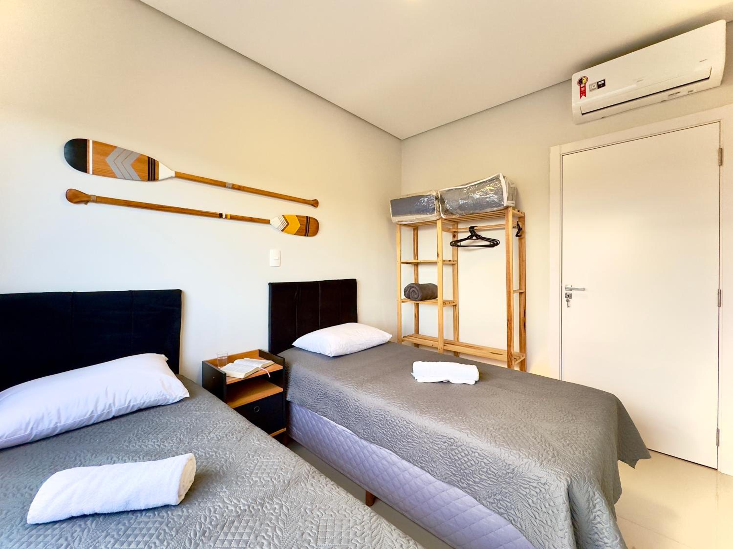 Apto a 350m PRAIA 3 Quartos Cozinha completa Churrasqueira Ar Condicionado Wi-Fi e vaga privativa de garagem Reserve agora mesmo