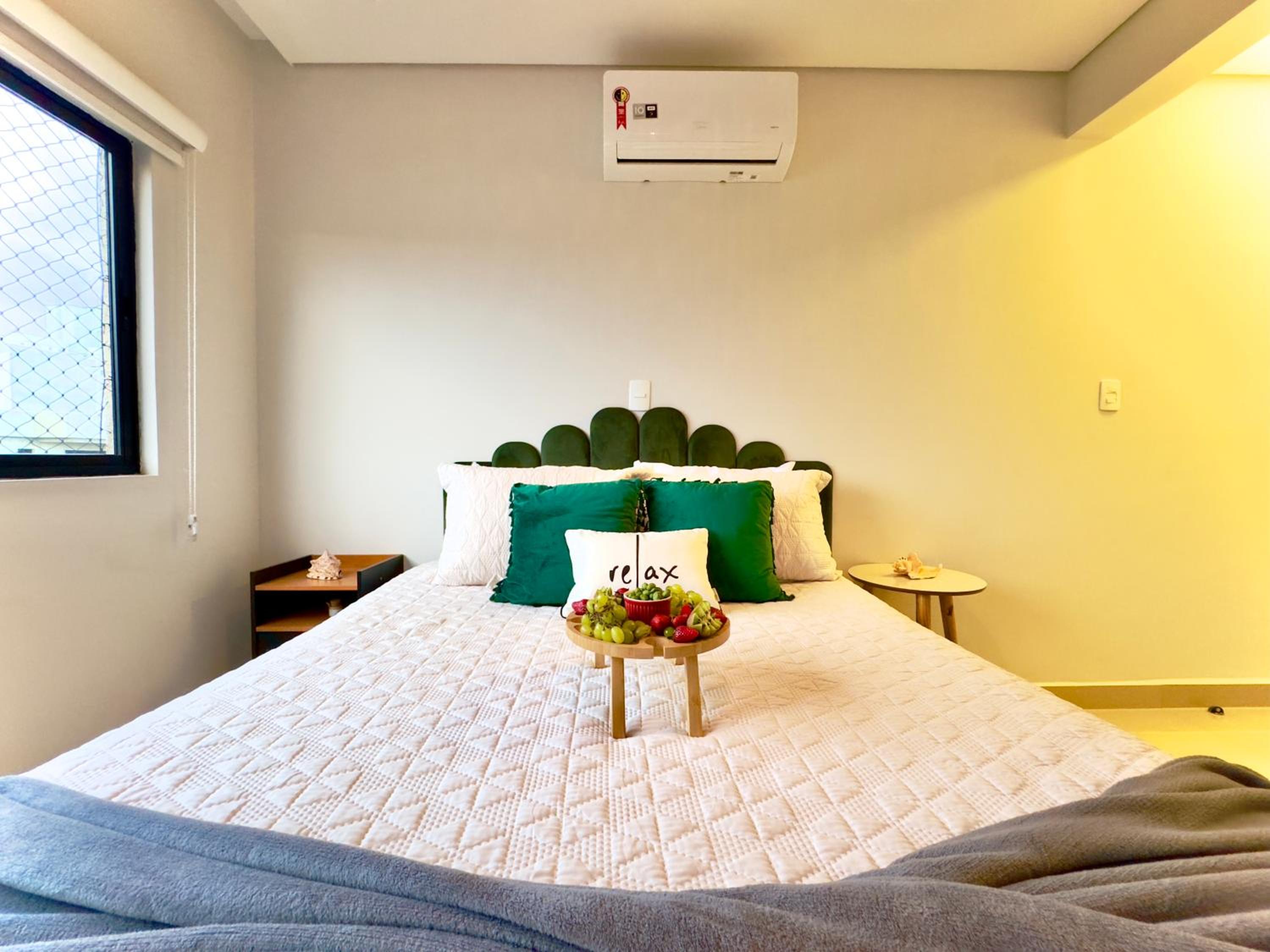 Apto a 350m PRAIA 3 Quartos Cozinha completa Churrasqueira Ar Condicionado Wi-Fi e vaga privativa de garagem Reserve agora mesmo