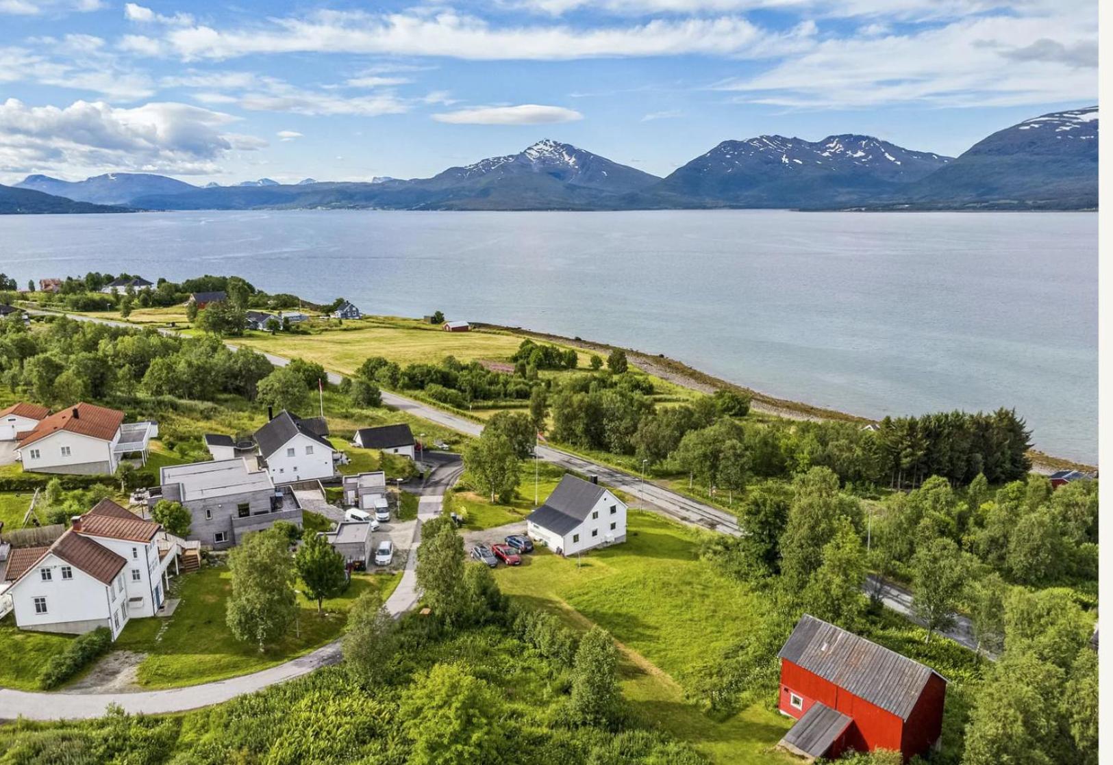 Sigridtunet - 4 bedroom Arctic experiences by the sea, with great opportunities to see the Northern lights dancing just for you!