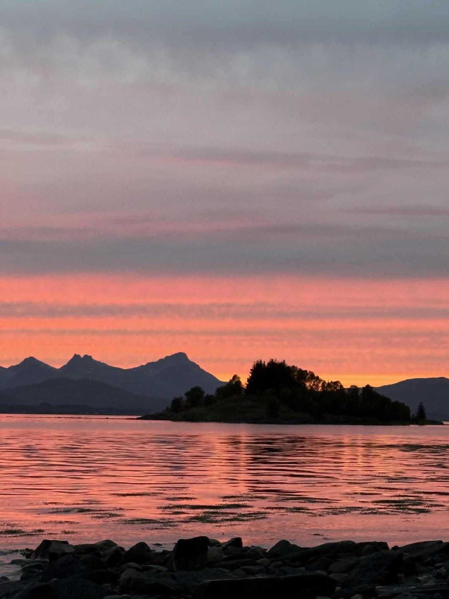 Sigridtunet - 4 bedroom Arctic experiences by the sea, with great opportunities to see the Northern lights dancing just for you!