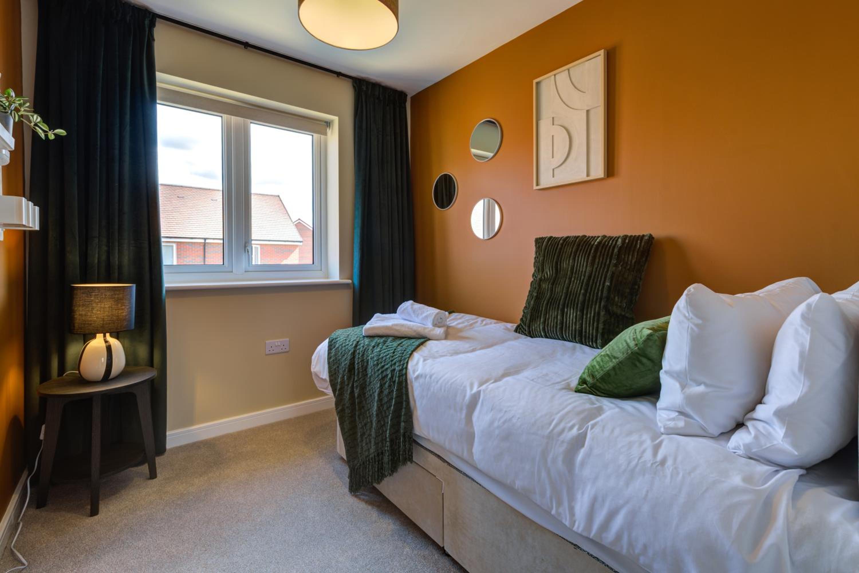 Marriott House sleeps 5 in Bourne with parking