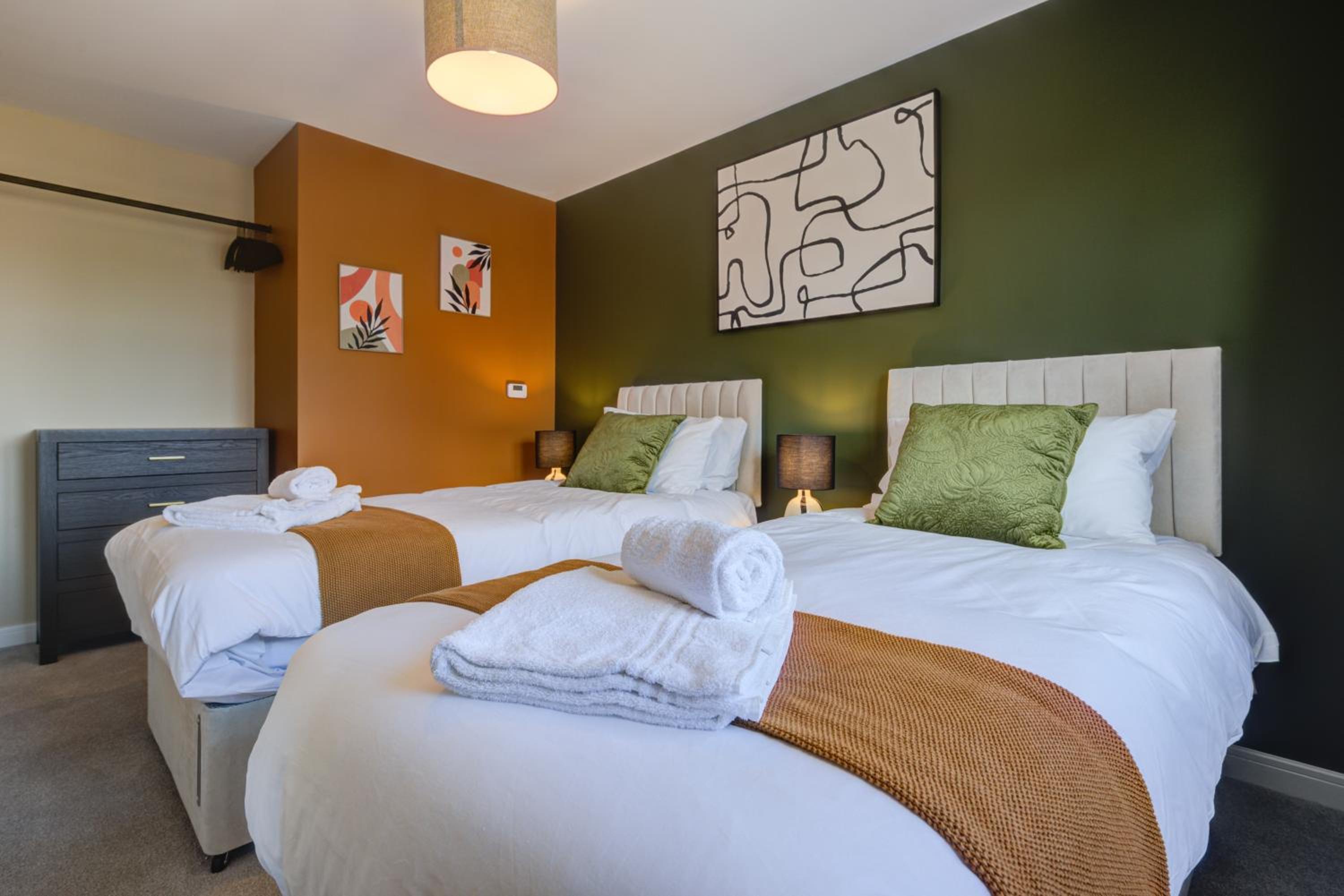 Marriott House sleeps 5 in Bourne with parking