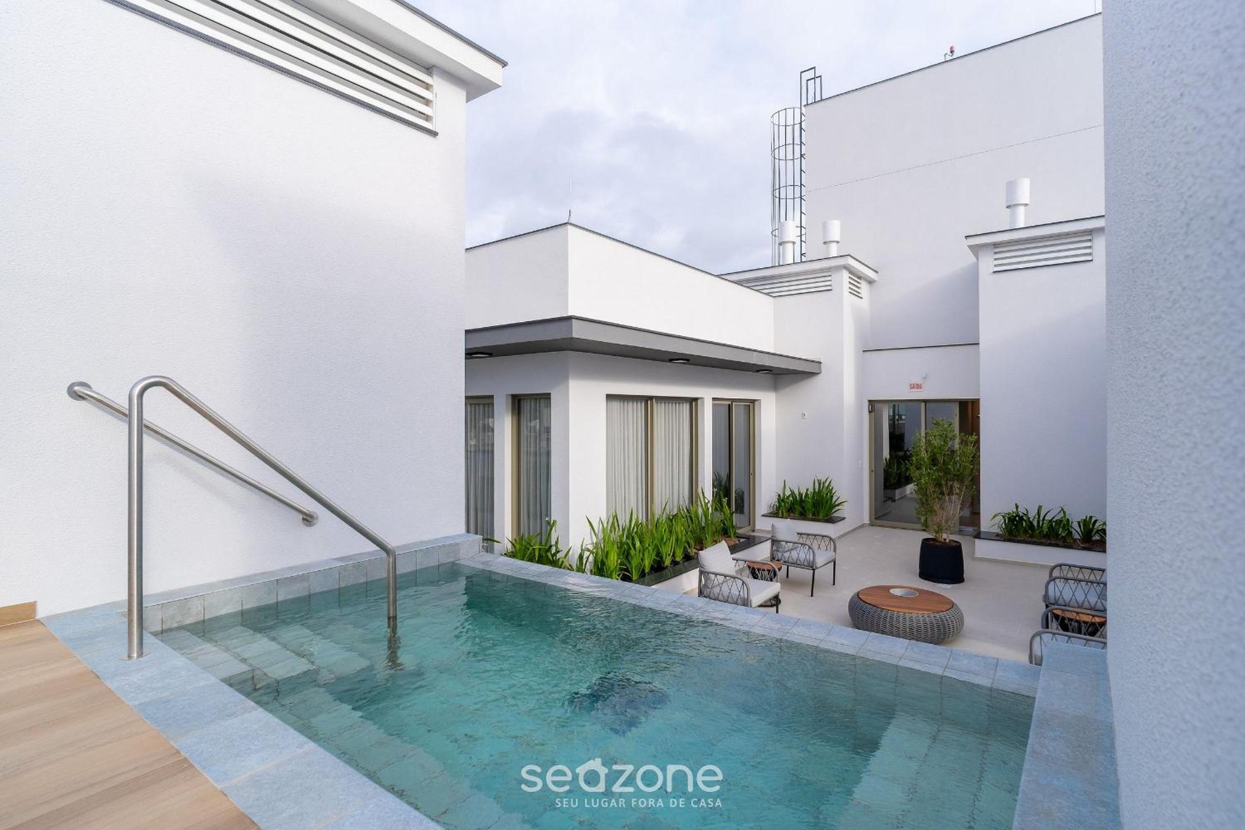 1 Bedroom Apartment 550m from Jurerê Beach CEJ0304