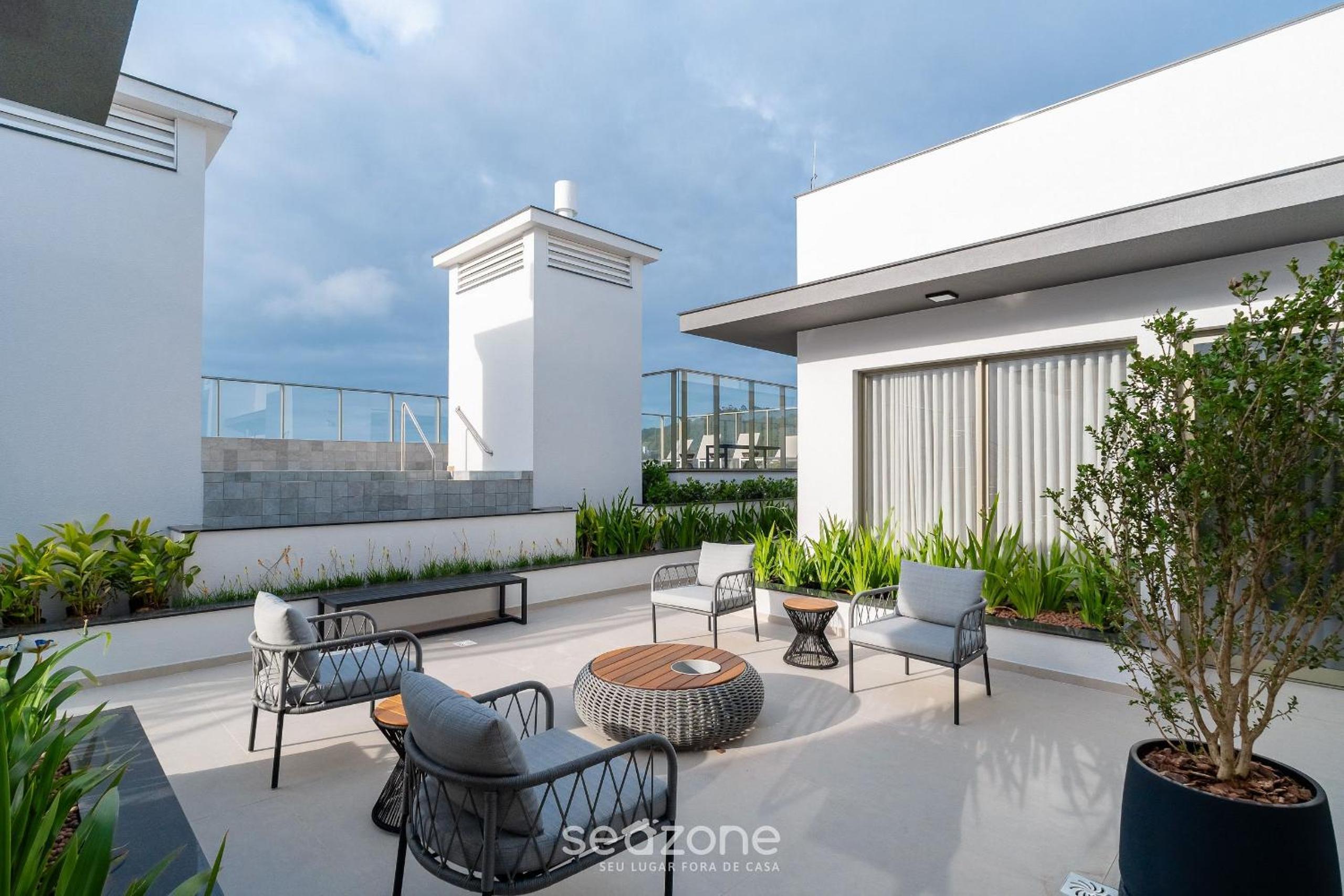 1 Bedroom Apartment 550m from Jurerê Beach CEJ0304