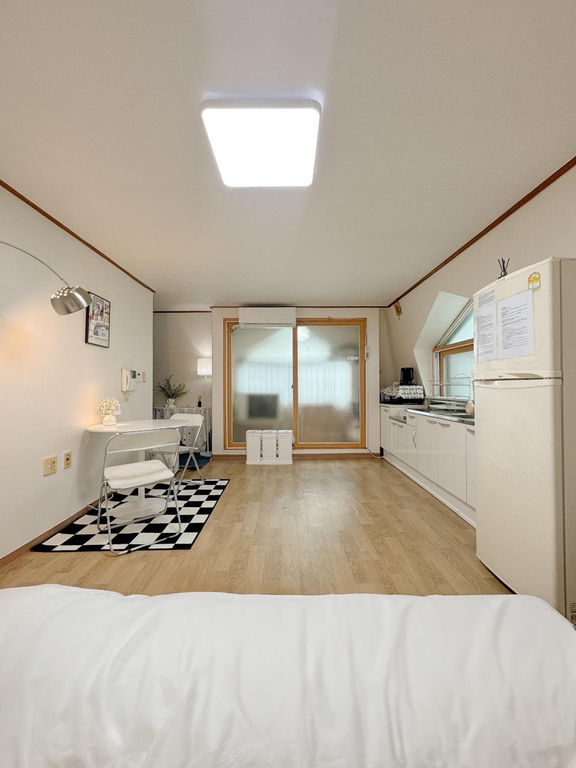 3'Near Hongdae Station, 30sec on foot