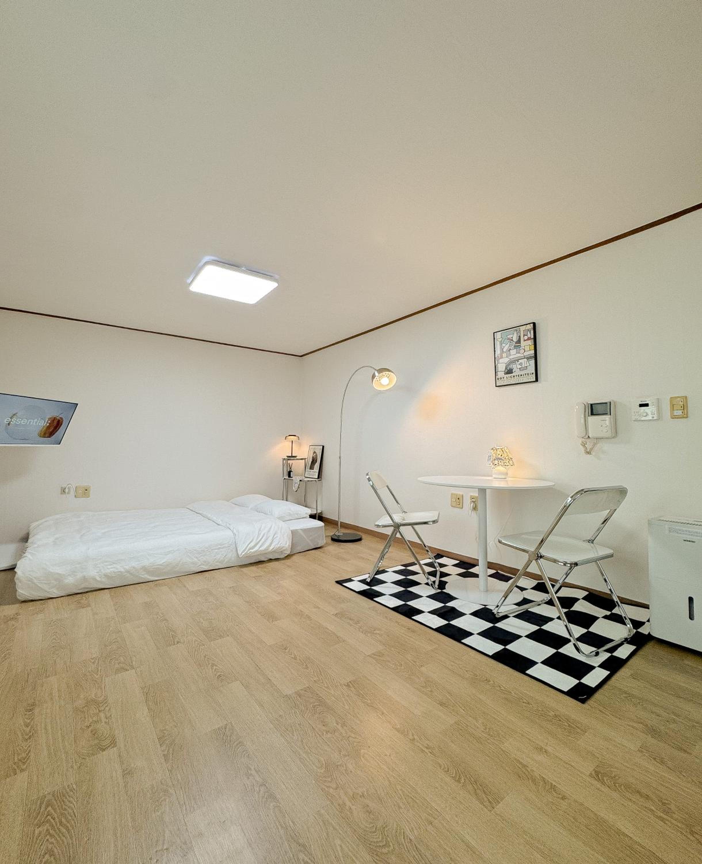 3'Near Hongdae Station, 30sec on foot