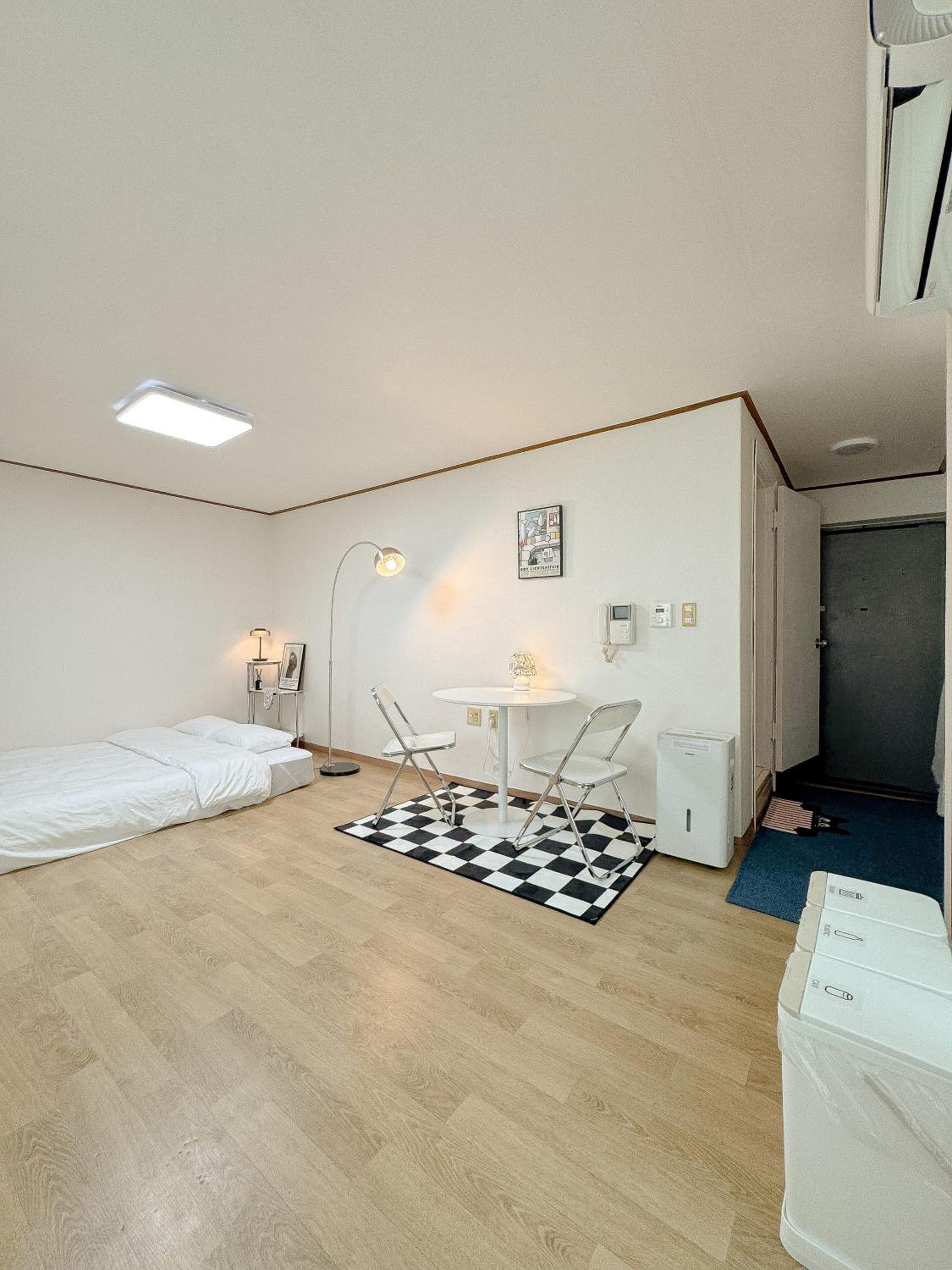 3'Near Hongdae Station, 30sec on foot