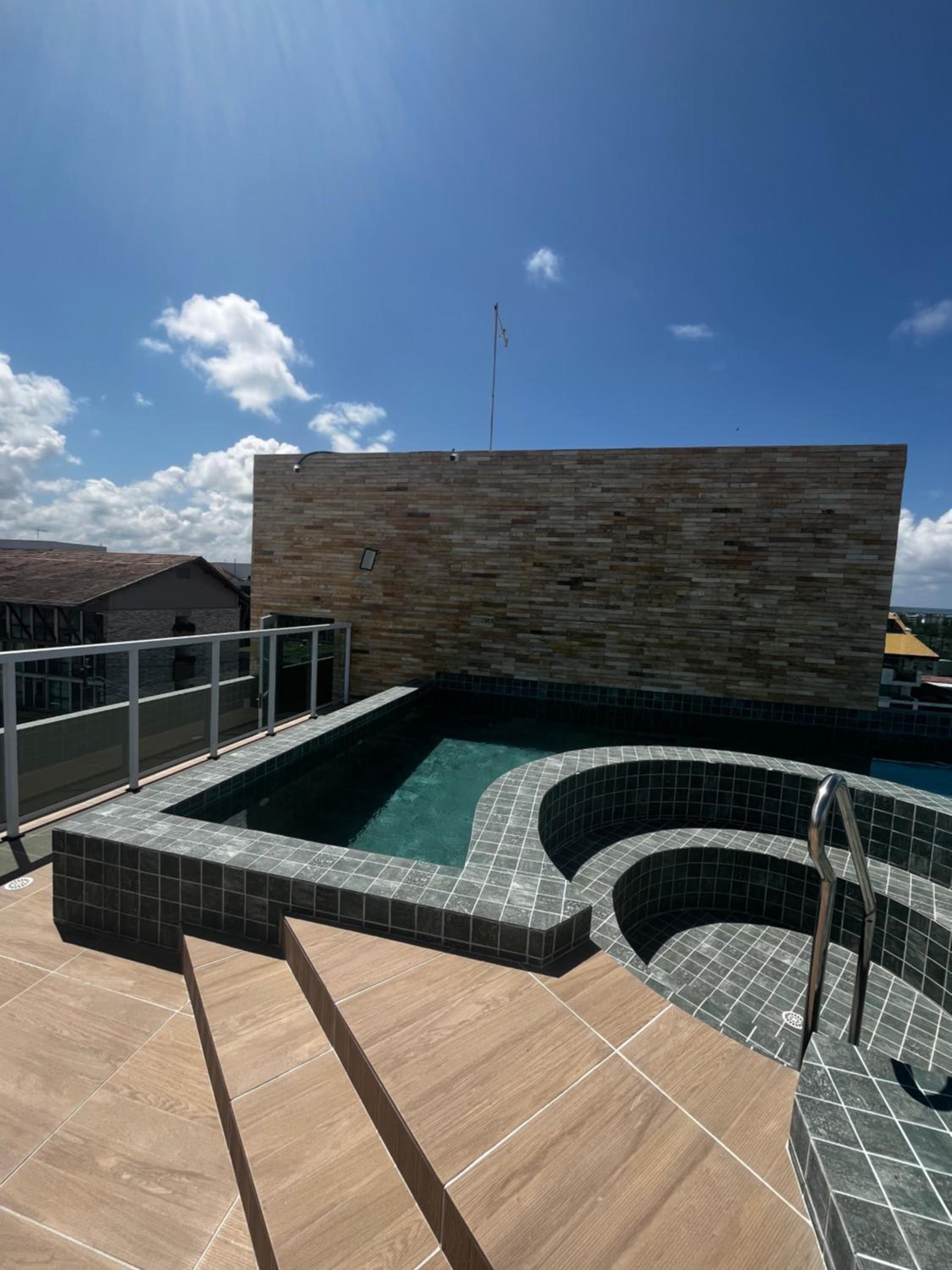 Flat com Hidromassagem Privativa e Piscina no Rooftop no Centro de Porto