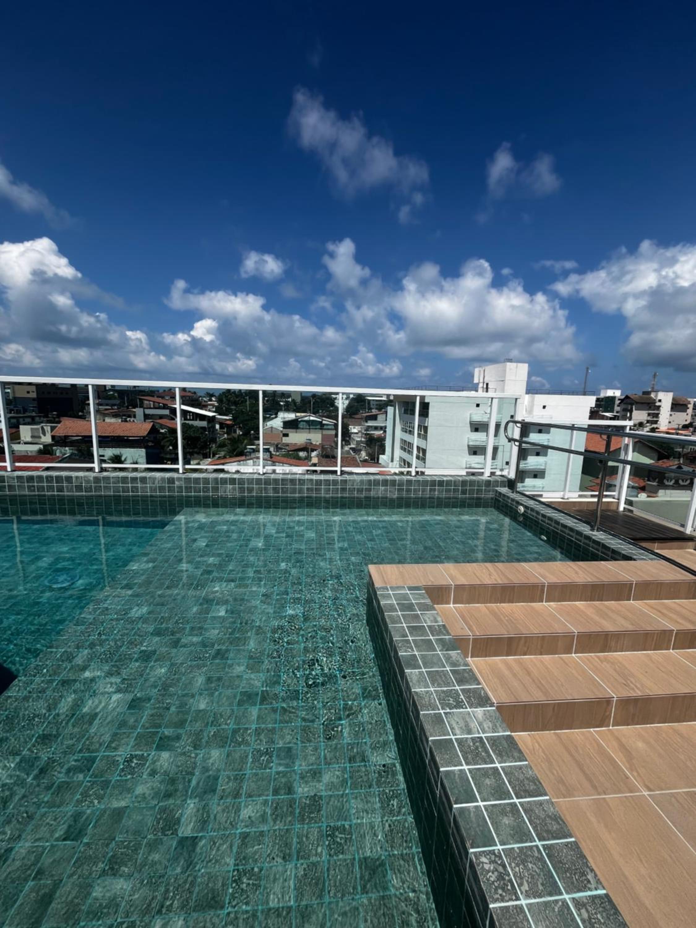 Flat com Hidromassagem Privativa e Piscina no Rooftop no Centro de Porto