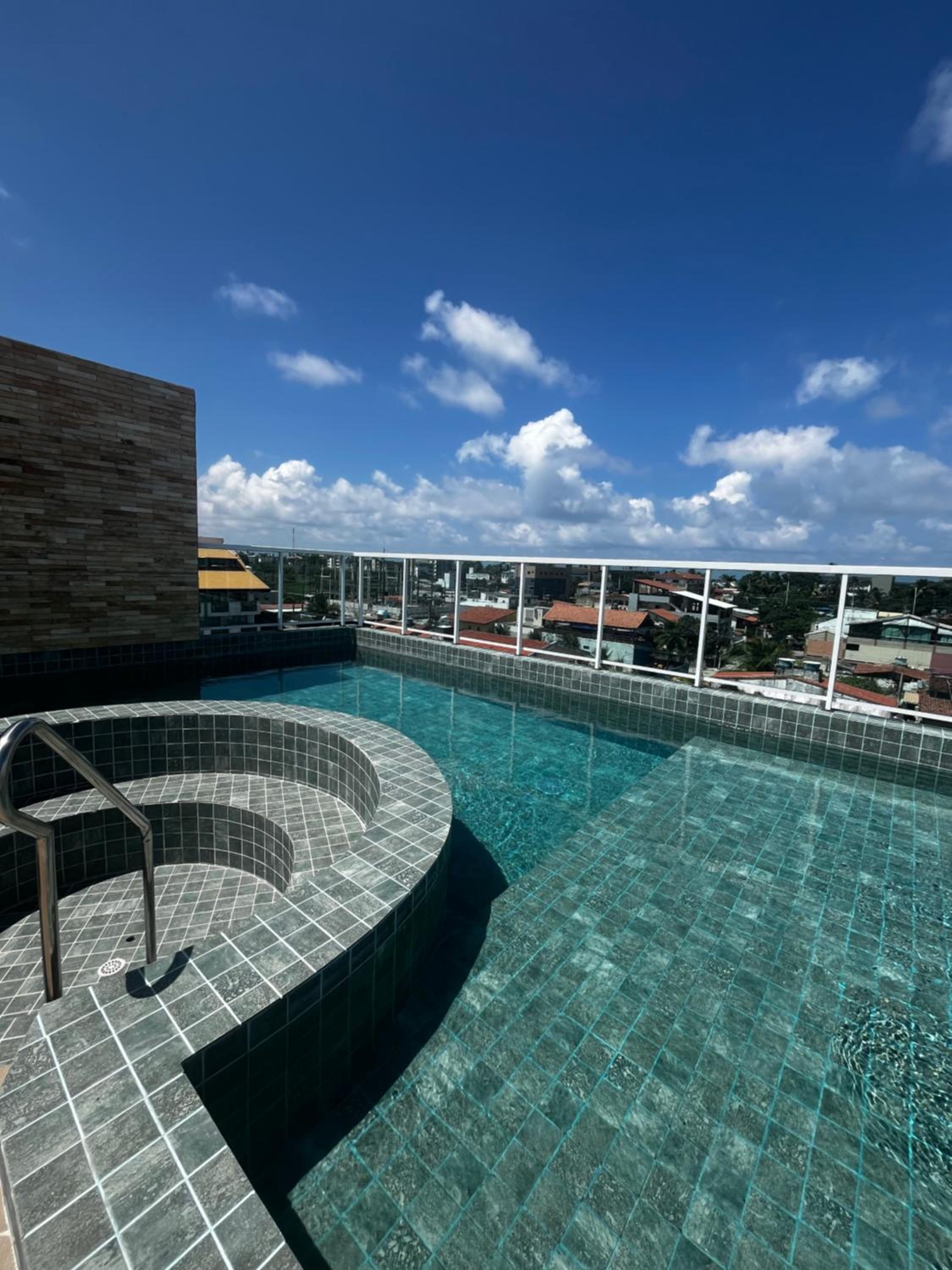 Flat com Hidromassagem Privativa e Piscina no Rooftop no Centro de Porto