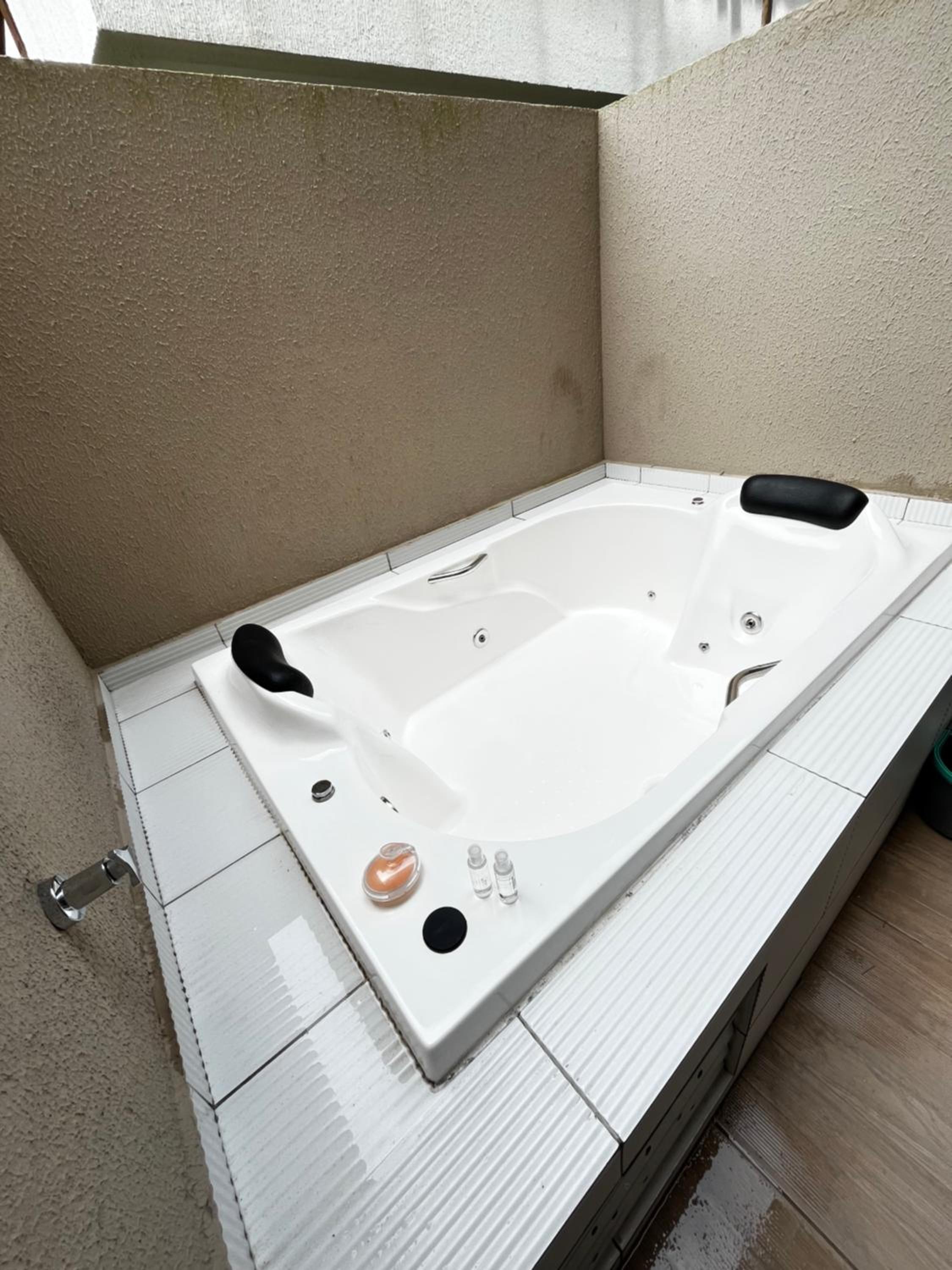 Flat com Hidromassagem Privativa e Piscina no Rooftop no Centro de Porto