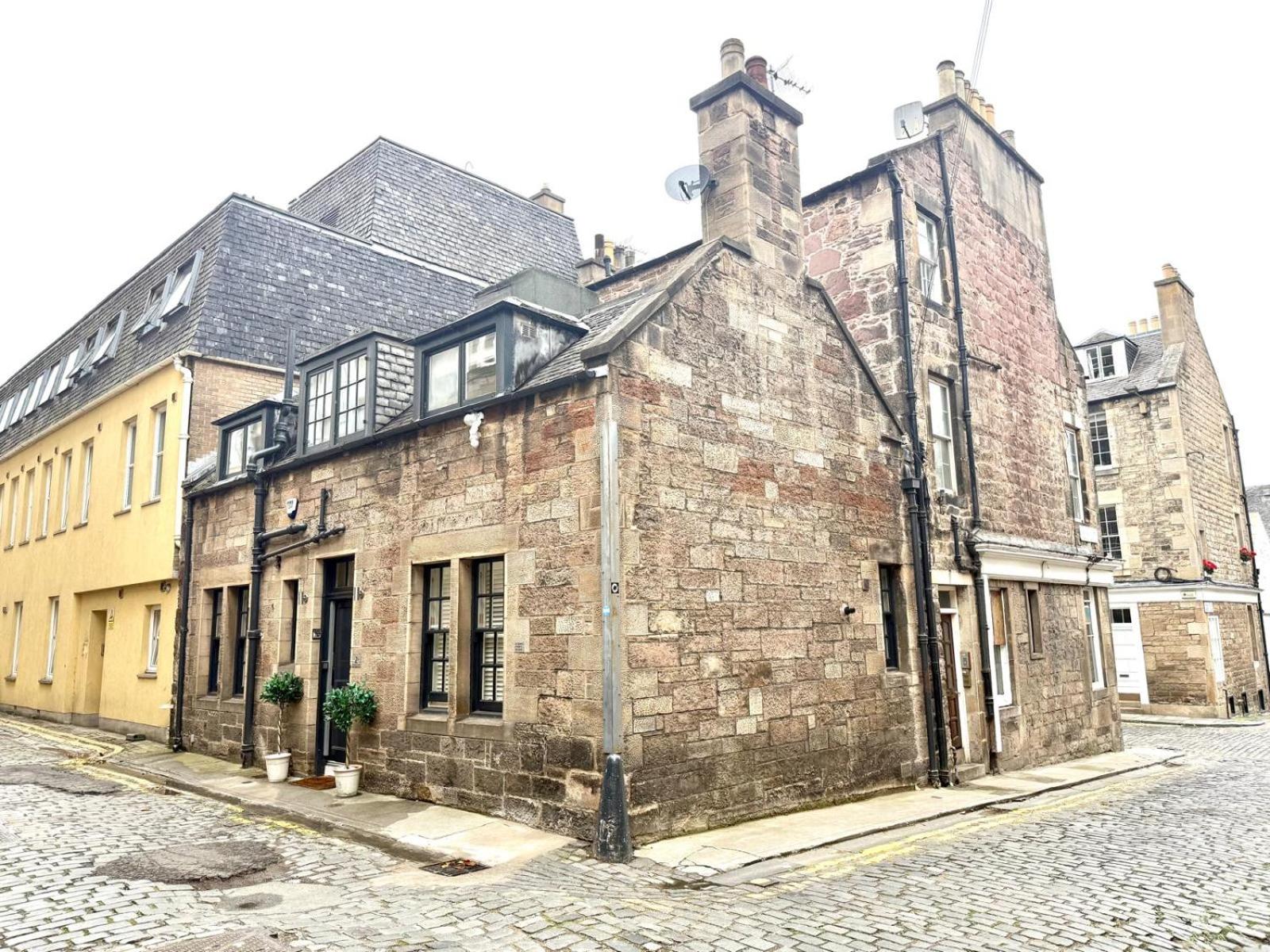Historic Mews House 2BR in Edinburgh City Centre