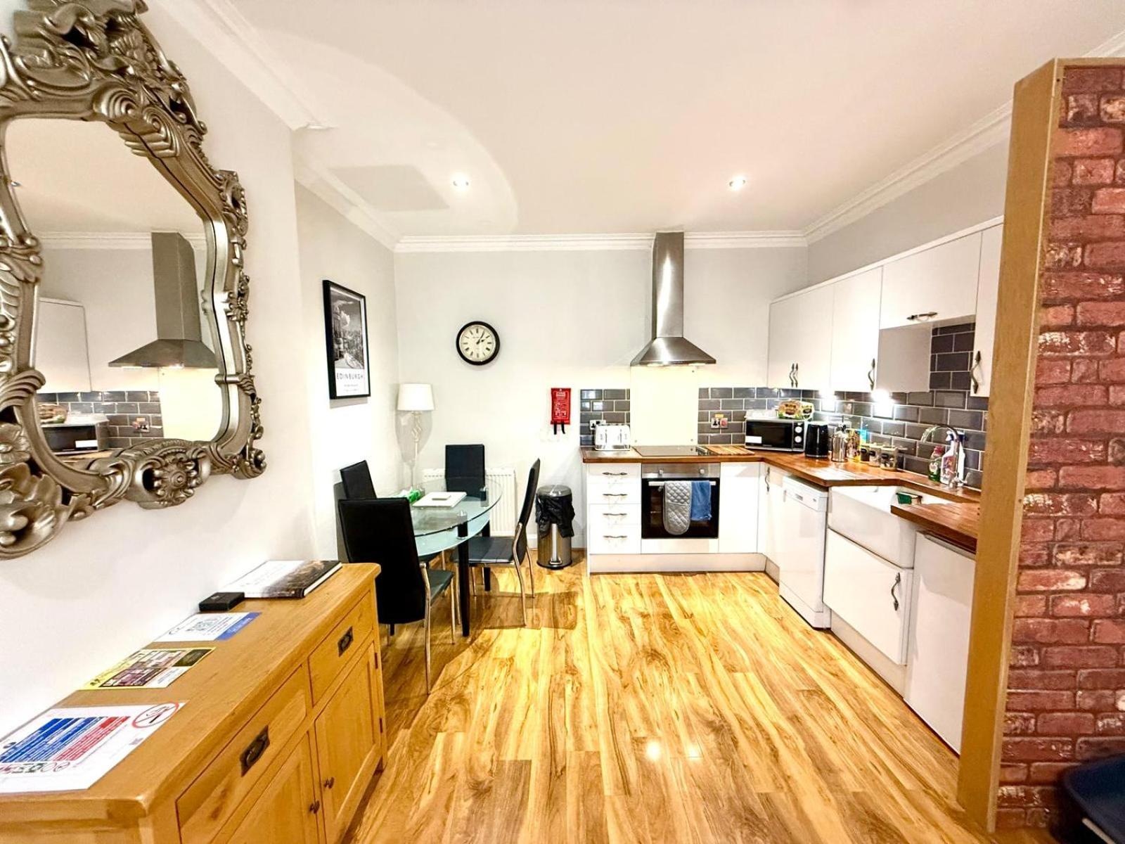 Historic Mews House 2BR in Edinburgh City Centre