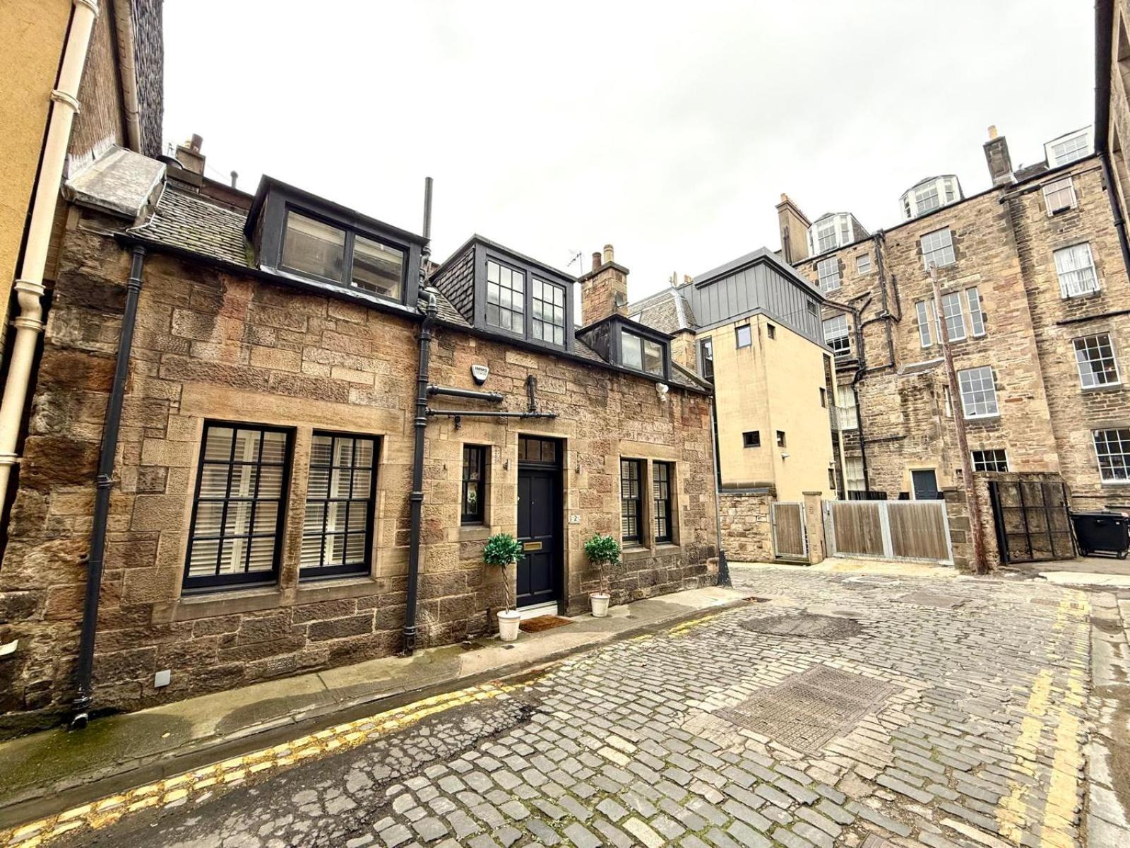 Historic Mews House 2BR in Edinburgh City Centre
