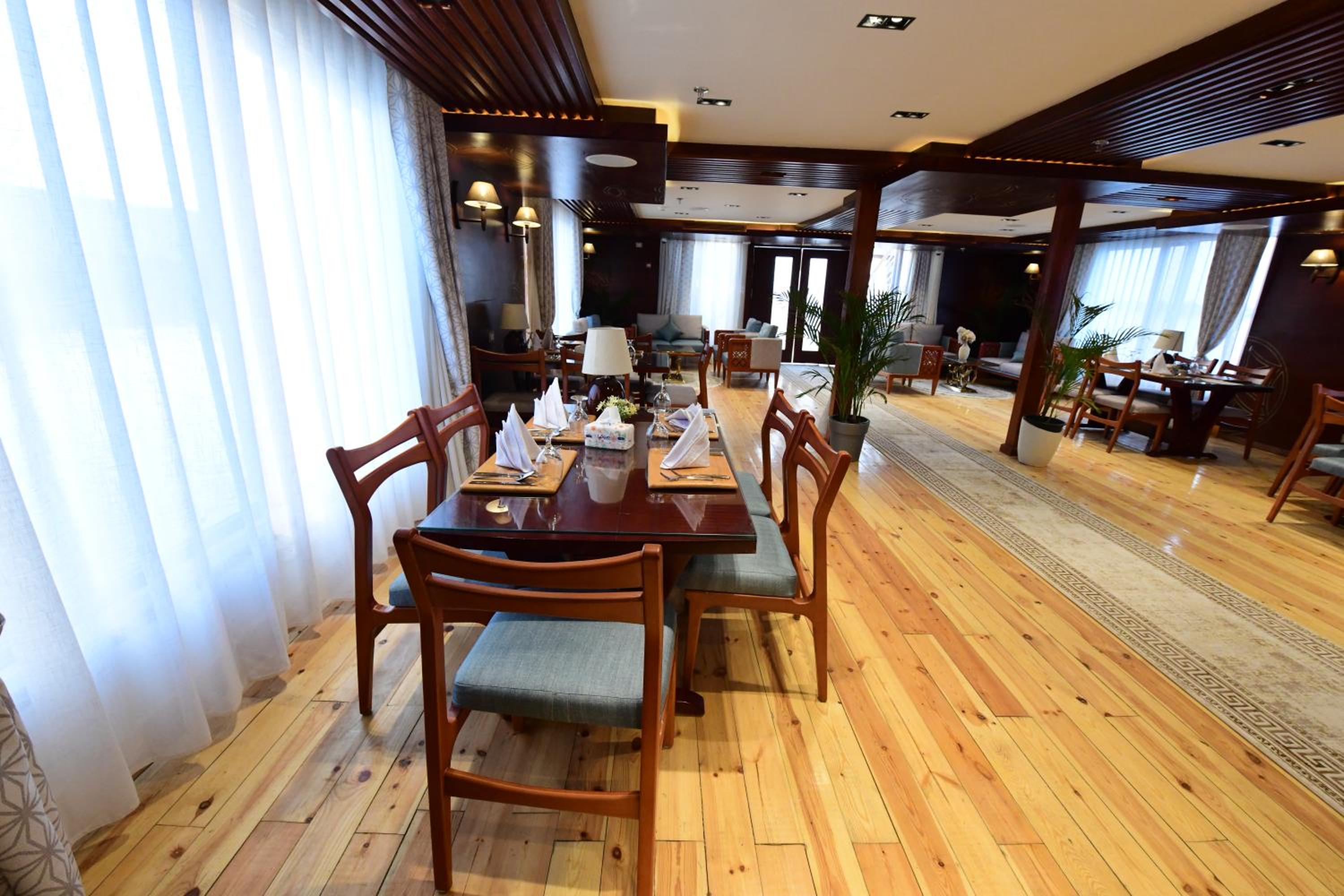 Azhar Dahabiya luxury suites