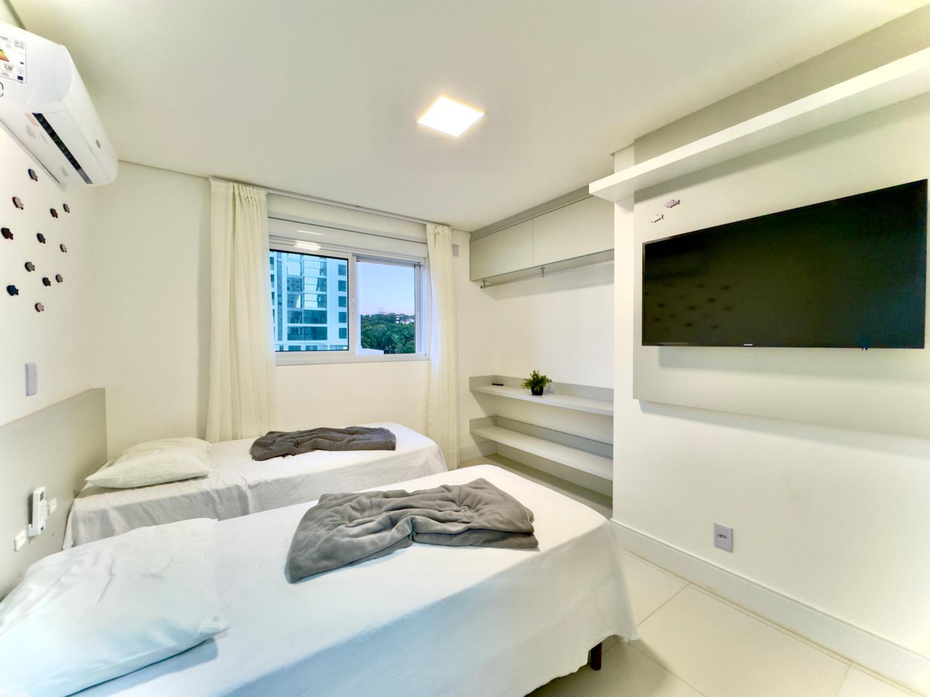 Apto Pé na Areia Condomínio Resort Completo com Piscina borda Infinita, Beach Tennis, Academia, Sala de Jogos, Brinquedoteca, Playground e Portaria 24H 2 Q