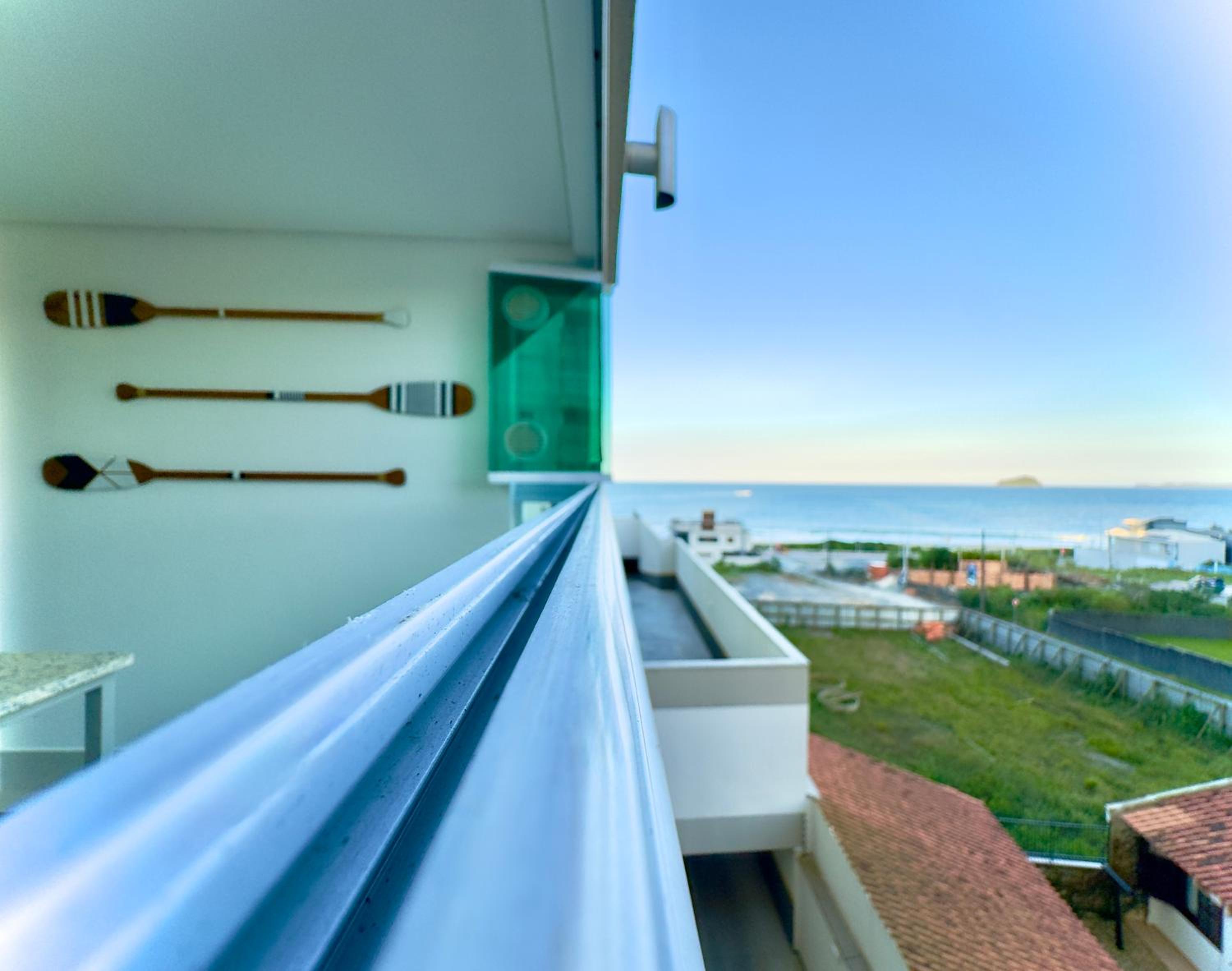 Apto Pé na Areia Condomínio Resort Completo com Piscina borda Infinita, Beach Tennis, Academia, Sala de Jogos, Brinquedoteca, Playground e Portaria 24H 2 Q