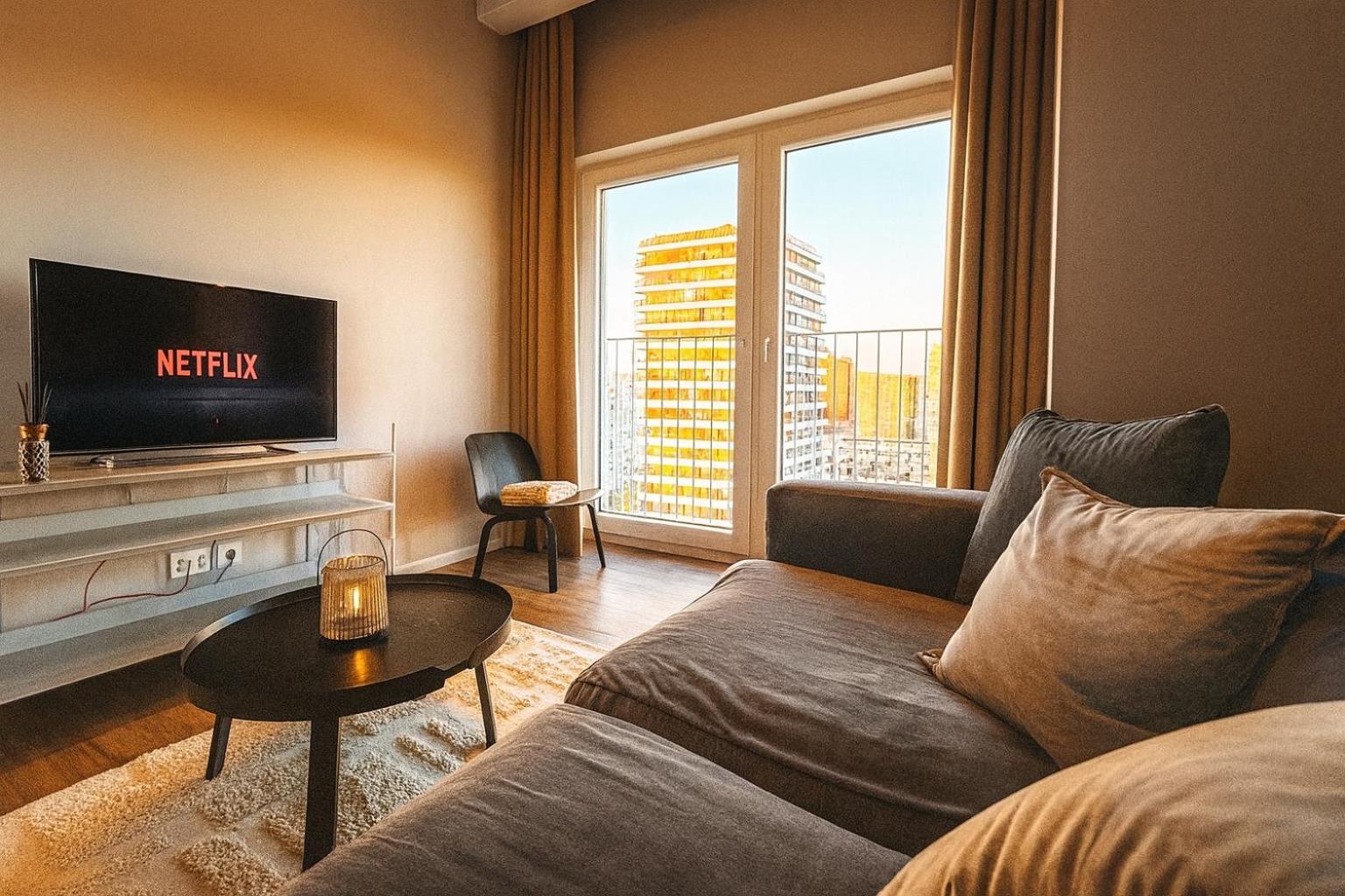 Homely! Skyview 2-Room Apartment, Airport, Fair, Rooftop, Gym!