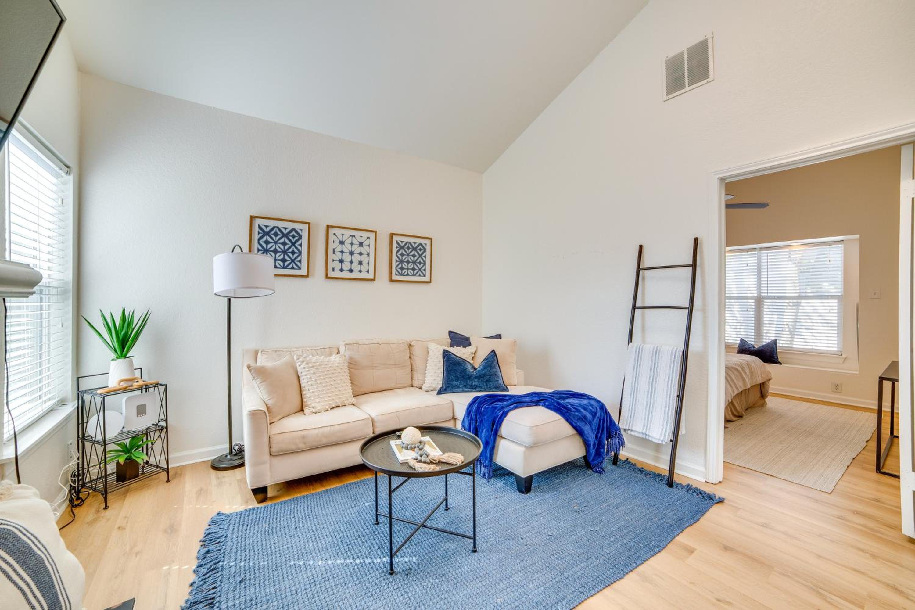 3 Mi to Downtown Dallas Sleek Condo with Patio
