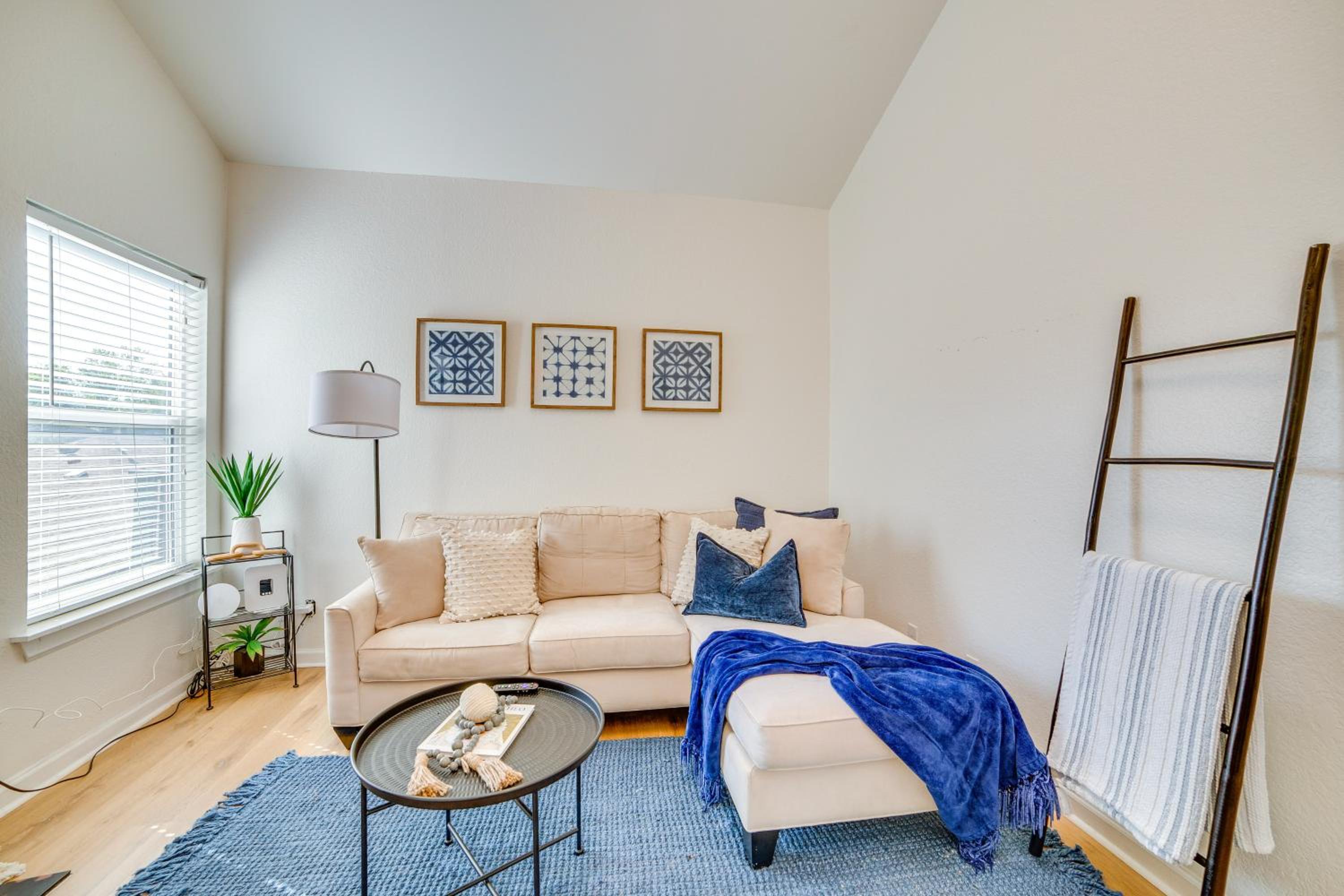3 Mi to Downtown Dallas Sleek Condo with Patio