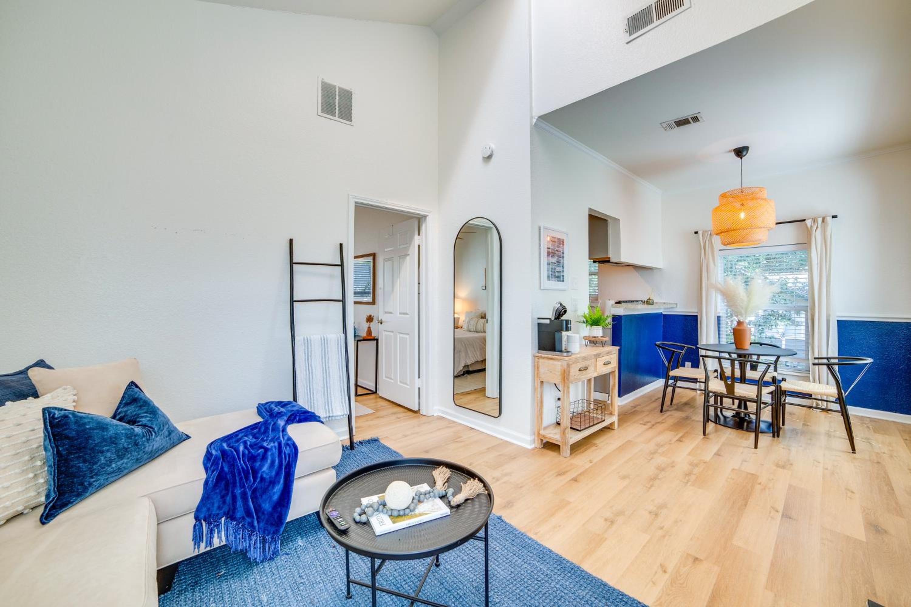 3 Mi to Downtown Dallas Sleek Condo with Patio