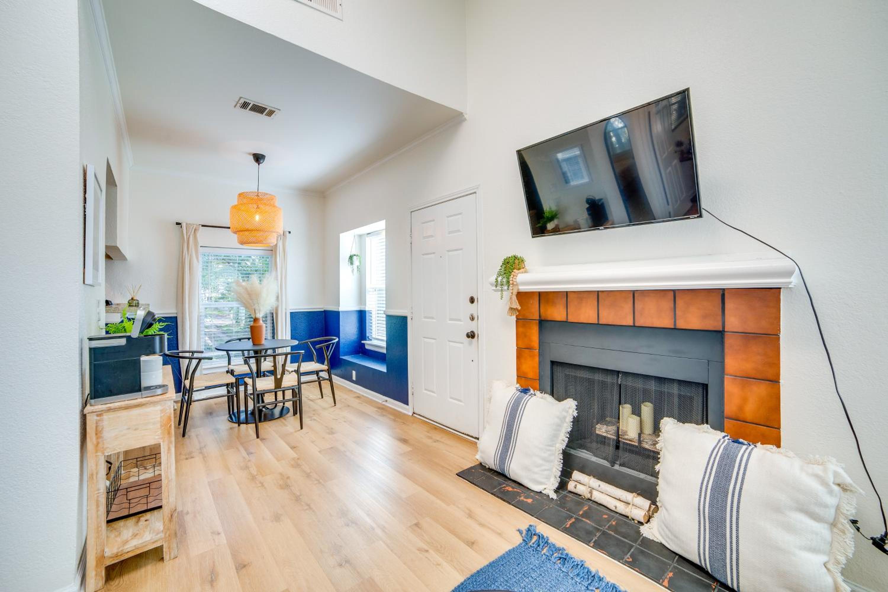 3 Mi to Downtown Dallas Sleek Condo with Patio