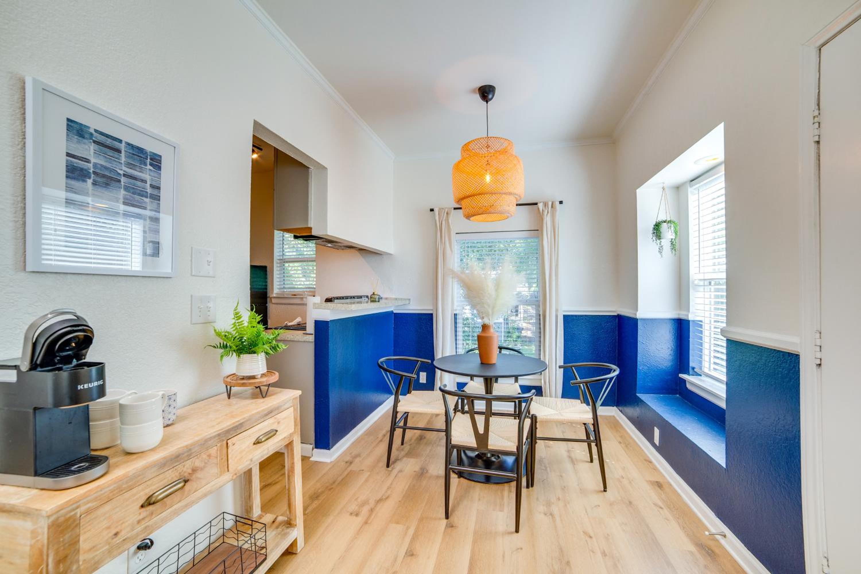3 Mi to Downtown Dallas Sleek Condo with Patio