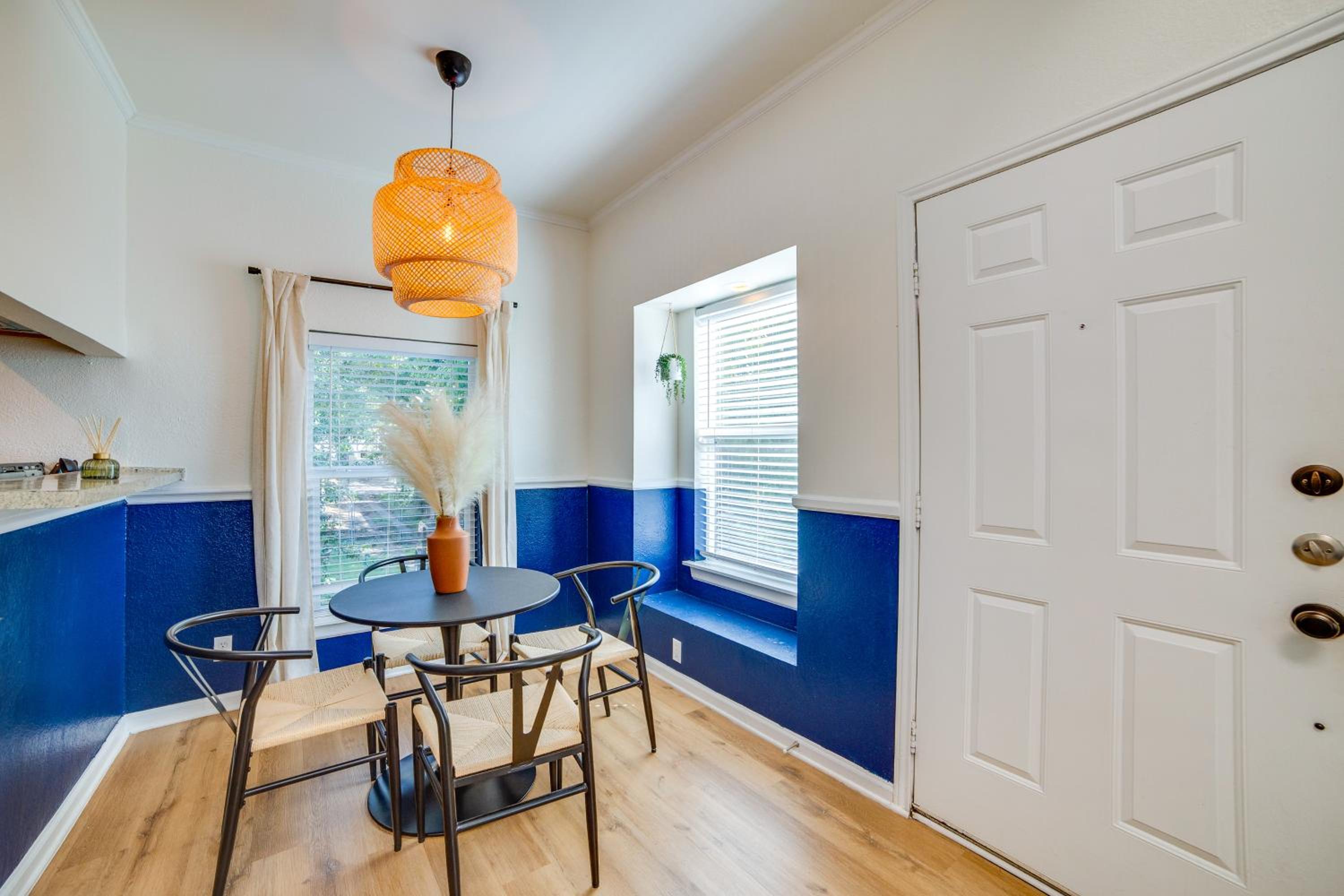 3 Mi to Downtown Dallas Sleek Condo with Patio