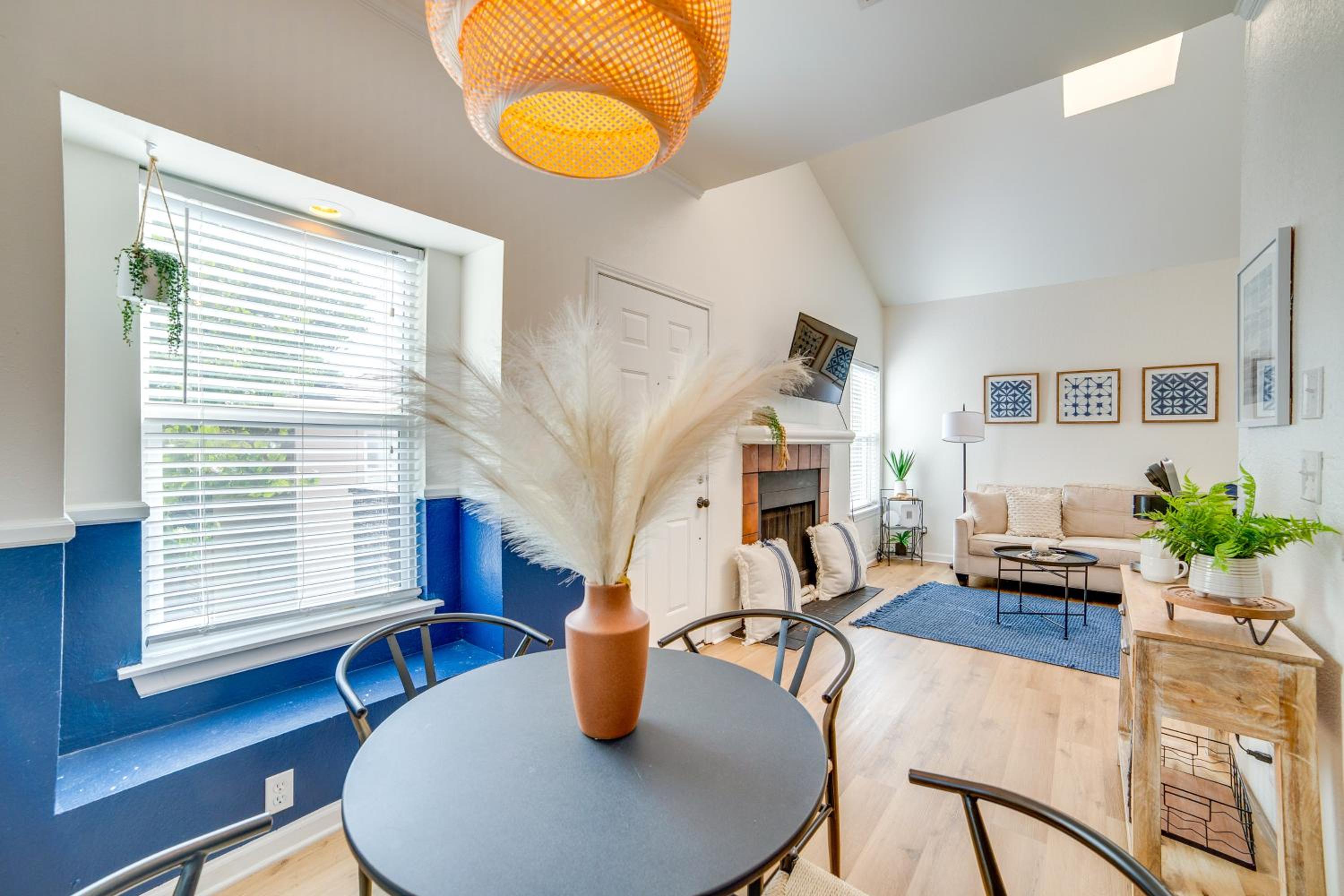3 Mi to Downtown Dallas Sleek Condo with Patio